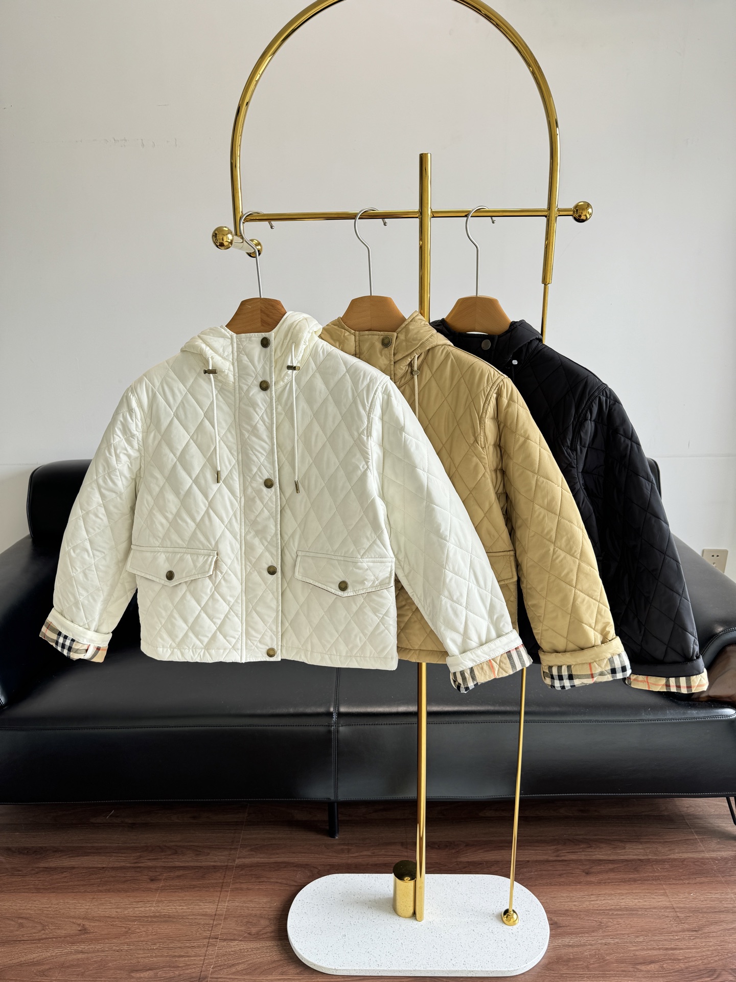 NO:534950,—— Burberry25 autumn new diamond lattice hooded cotton jacket. The loose style hides the flesh and makes you look slim. The diamond quilted cotton jacket. The corduroy element flip pocket details design. The short classic style uses cotton to fill the inner part. The whole piece is light and warm. It interprets the warmth and autumn and winter stacking style!  code sml, burberry, jackets & coats,hats,alexander wang19860909——burberry25秋季新款菱形格连帽棉服 宽松的版型藏肉显瘦,菱形绗缝连帽棉服外套 灯芯绒元素翻盖口袋细节设计 小短款经典版型 采用棉填充内里 整件轻盈保暖 演绎秋冬叠搭造型保暖神器！ 码数sml,,burberry,jackets & coats,hats,alexander wang,Women's clothing