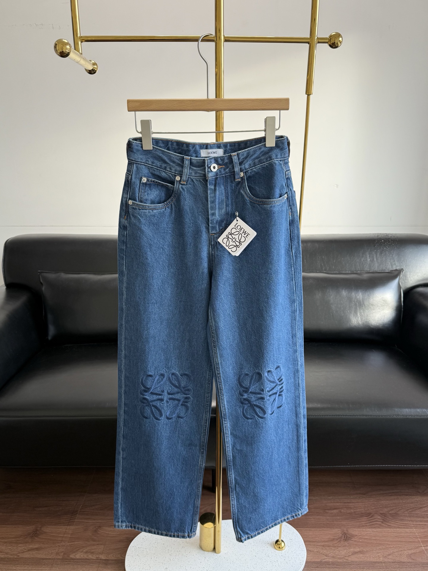 NO:536001,——Loewe logo embroidery straight regular jeans. Wear the 'cool and high-end' feeling directly on the body. Loewe's signature pattern embroidery on the knees, which is low-key to the loewe control of the heartba texture. The pants are hiding flesh and straight legs, and they are like walking!  Wear white shoes when you go out, and it feels slack; the early autumn royal hit item!  Whoever wears it will be the gods!  Count 25-30, loewe, jeans, alexander wang19860909——Loewe logo刺绣直筒常规款牛仔裤 直接把「酷飒高级感」穿在身上 膝盖处loewe标志性花纹刺绣,低调戳中loewe控的心巴质感拉满,裤型藏肉又显腿直,走路都带风那种！出街配小白鞋,松弛感拉满；早秋王炸单品！谁穿谁封神！ 码数25-30,,loewe,jeans,alexander wang,Women's clothing