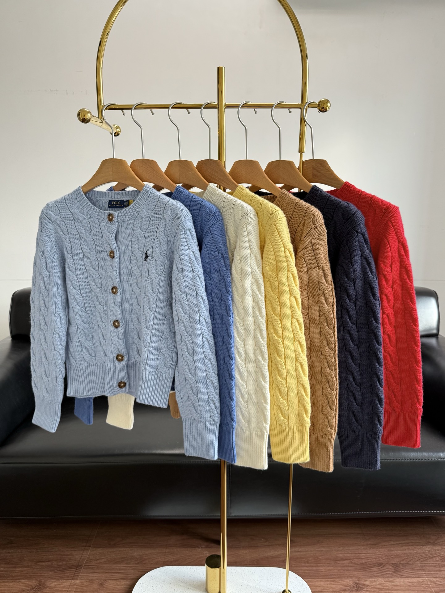 NO:536011,——ralphlauren/Ralphlauren Seven-color twist knitted cardigan, the same style as many celebrities!  Every color looks good!  And it looks very pale and refreshing!  It uses 90 wool and 10 cashmere fabric, with a great texture and feel!  High warmth and delicate touch. The texture of the mohua will not feel too monotonous/the upper body is really beautiful!  Lao Qian’s retro style of high-end feel is really tasty and wears it, and it looks nice to wear it with a relaxed feeling!  !  SML, loro piana, alexander wang19860909——ralphlauren/拉夫劳伦 七色麻花针织开衫 超多明星同款！每个颜色都好好看！而且非常显白提气色那种！采用90羊毛10羊绒面料,质感和手感灰常棒！保暖度高,触感细腻 麻花的纹理不会感觉太单调/上身真的美爆了呀！老钱复古风的高级感真的真的太有品味穿就是一整个松弛感拿捏好看！！ 码数SML,,loro piana,alexander wang,Women's clothing