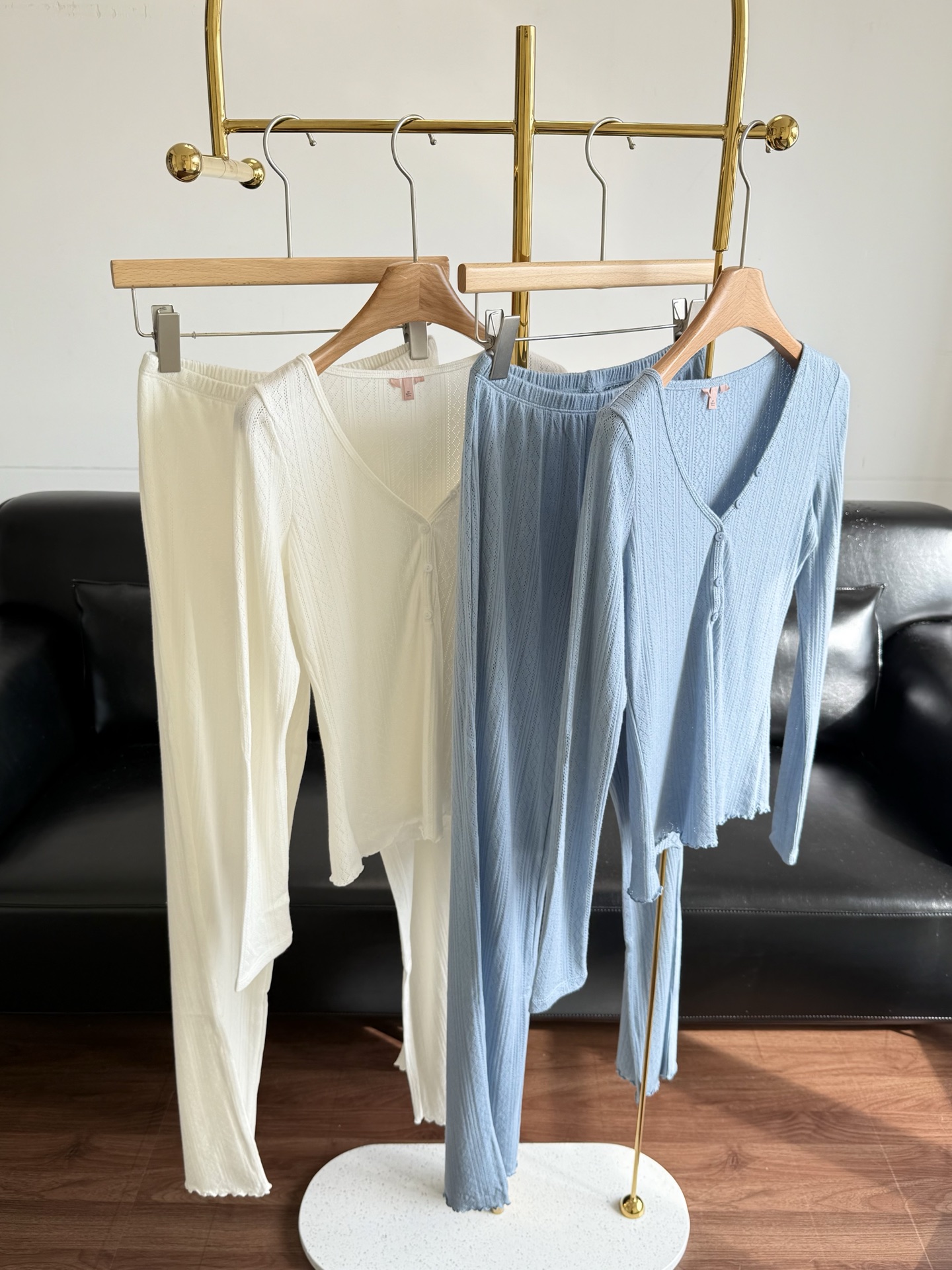 NO:535983,——Eberjey American light luxury ribbed breathable home clothing set. The relaxed tone, the free choice of V-neck home clothing set, adopts the softest skin of modal, revealing the prelude to the lazy and comfortable early spring. The classic and fashionable V-neck, the relaxed breathable ribbed, interprets the calm home posture in early spring!  code number xs-l, alexander wang19860909——Eberjey美国轻奢罗纹透气家居服套装 松弛调性,自在之选V领家居服套装,采用莫代尔的至柔肤感,揭开早春慵懒自在的序幕.经典时髦V领,松弛透气感罗纹,演绎早春从容居家姿态！ 码数xs-l,,alexander wang,Women's clothing