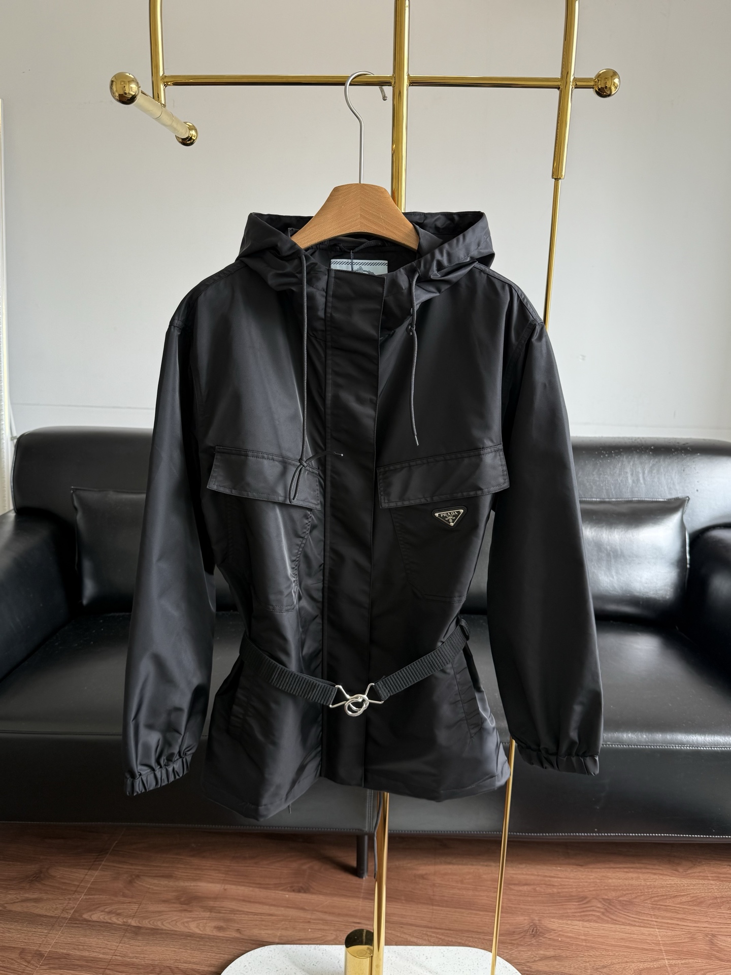 NO:535989,——Prada Prada Hooded Belt Jacket Madam looks so good!  Cool and cool!  There is no need to worry about the quality workmanship and upper body effect. Just close your eyes and see~ Use the imported iconic parachute cloth, sun protection, water splashing and scratch-proof!  There is a matching belt at the waist and the large pockets on both sides of the chest are embellished, so you can match it with a cool feeling by just matching it!  code sml, prada, prada, jackets & coats, jackets & coats, hats, alexander wang19860909——Prada普拉达 连帽腰带外套夹克 太太太好看了！又酷又飒！ 品质做工上身效果都无需担心 闭眼收就是~ 采用进口的标志性的降落伞布 防晒防泼水防刮！ 腰部有搭配腰带 胸前两侧的大口袋贴饰点缀, 随便搭配就能搭配出很酷的感觉！ 码数sml,,prada,prada,jackets & coats,jackets & coats,hats,alexander wang,Women's clothing