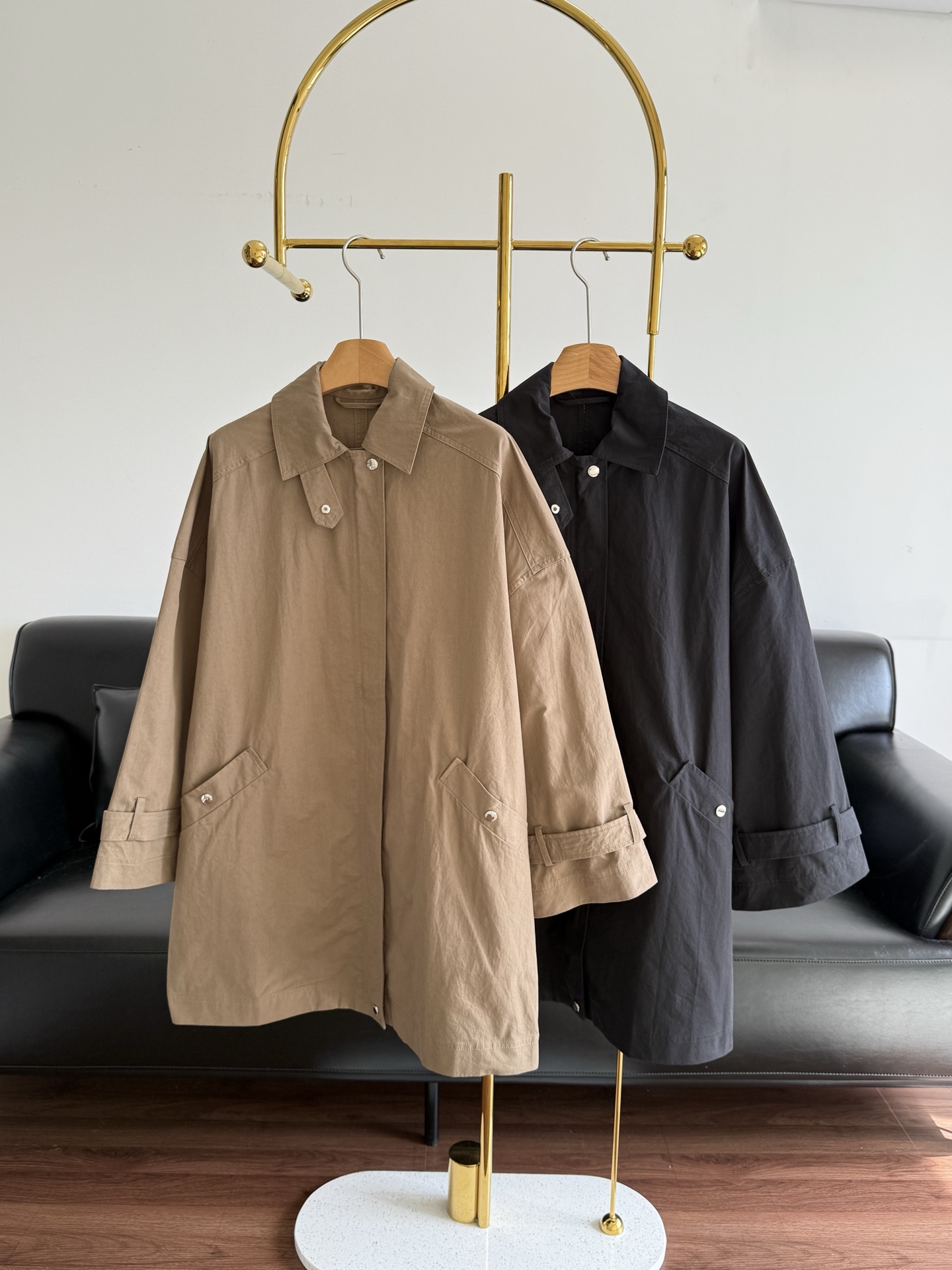 NO:544227,——TOTEME new mid-length windbreaker jacket in autumn and winter. Simple and crisp A-line windbreaker jacket, cotton fabric!  The loose A-shaped pattern is embellished with exquisite windbreaker design elements, with oblique pockets, adjustable cuff straps and zippered plackets. They are all fixed with practical snaps~ Size sml,,jackets & coats,jackets & coats,alexander wang19860909——TOTEME 秋冬新款中长款风衣外套 简约挺括A字风衣夹克,棉面料！采用宽松的A字版型,点缀精巧的风衣设计元素,设有斜口袋,可调节袖口袢带以及拉链门襟.均以实用按扣固定~ 码数sml,,jackets & coats,jackets & coats,alexander wang,Women's clothing