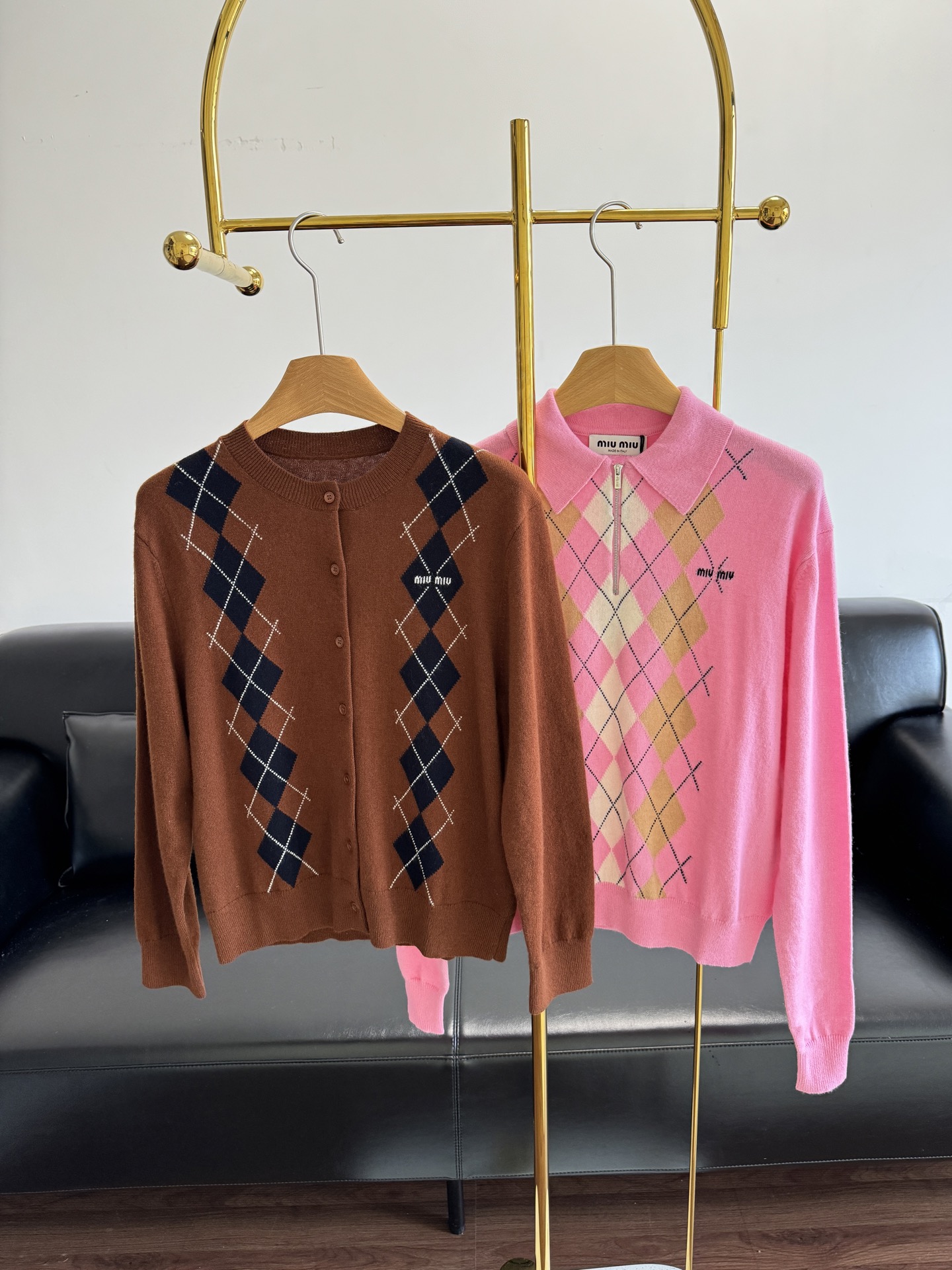 NO:544197,Cardigan knitted sweater miu miu early autumn diamond plaid sweater, fitted style, visually optimized proportions, contrasting diamond pattern, unlocking the early autumn American campus outfit illustration, adding brand letters to the chest to enhance details, and enrich the styling design. Size sml, miumiu, alexander wang19860909开衫针织衫 miu miu 早秋菱形格针织衫, 合身版型,从视觉上优化比例,撞色菱格图案,解锁早秋美式校园穿搭图鉴,胸前加上品牌字母点缀,强化细节,丰富造型设计. 码数sml,,miumiu,alexander wang,Women's clothing