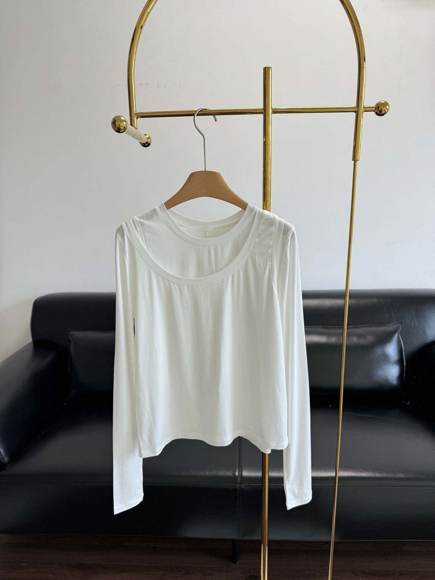 NO:544207,——ANN ANDELMAN Two-piece set of irregular long sleeves, layered with universal king-like style, slightly off-shoulder tricks, and faint shoulder-neck lines, quietly outline a lazy and sexy atmosphere. The fabric is selected for Laiser wool!  Coupled with the exquisite work of no side seam craftsmanship, the upper body is as fit as a cloud, and every inch of tailoring hides the ultimate pursuit of comfort. Size S-M-L, alexander wang19860909——ANN ANDELMAN 两件套不规则长袖 叠穿万能王炸款,微露肩的小心机,若隐若现的肩颈线条,不动声色地勾勒出慵懒又性感的氛围感 面料精选莱赛尔羊毛！再加上无侧缝工艺的精工之作,上身如云朵包裹般服帖,每一寸剪裁都藏着对舒适的极致追求. 尺码S-M-L,,alexander wang,Women's clothing