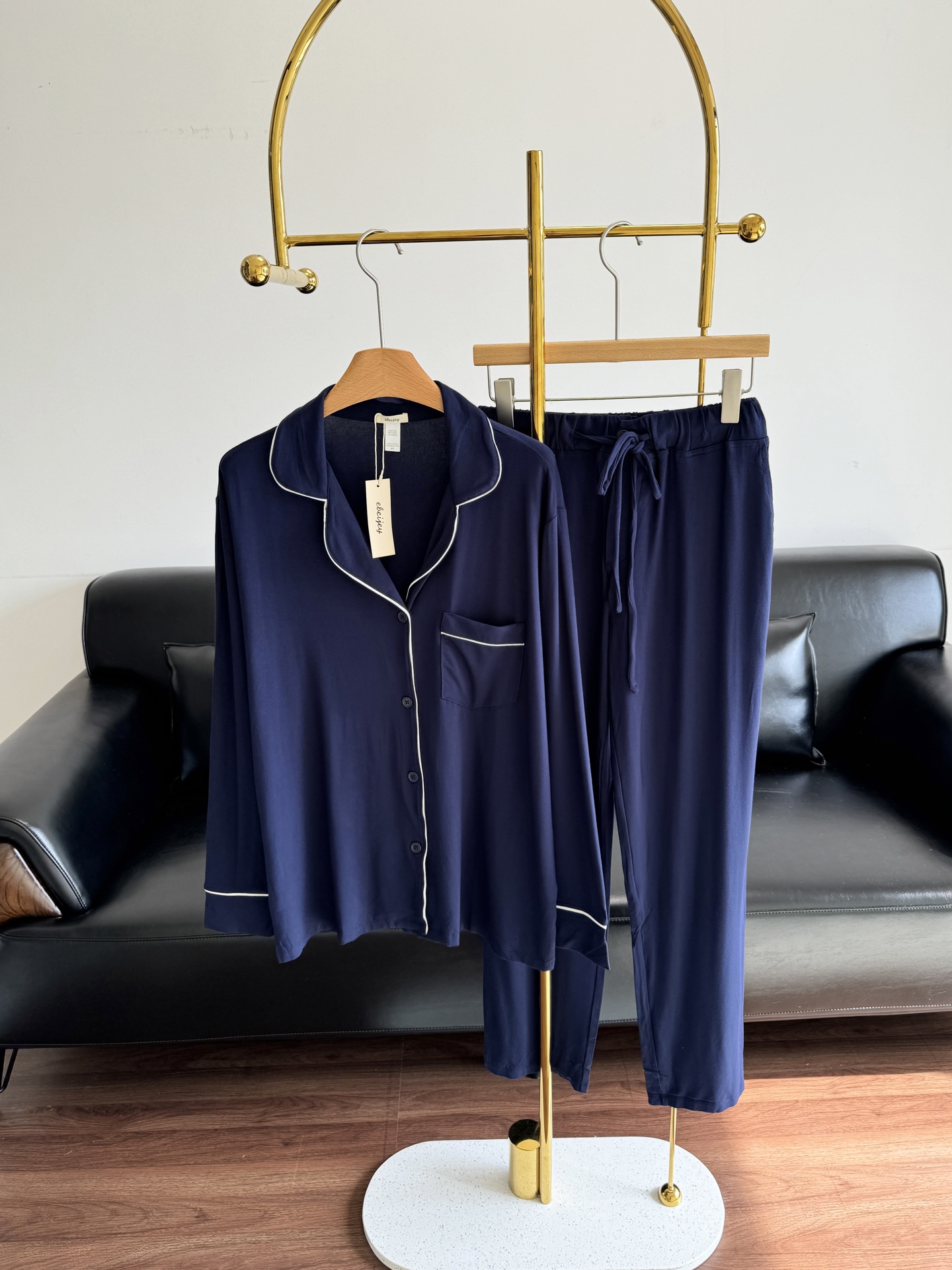 NO:545117,——eberjey Home Clothing Pajama Set High-quality home clothing can best reflect a man's good taste. Carefully selecting close-fitting clothes for your loved ones can also reflect the tenderness and delicateness of a woman. Butter modal has excellent drape and excellent natural breathability, making it refreshing and comfortable to wear without burden. Reduce stress for life and add points to health. The pants' style refers to suit pants, with a decorative small pocket at the back. The upper body is stylish but comfortable, and every detail is worth pondering!  code sml, business suit,alexander wang19860909——eberjey 家居服睡衣套装 高品质的家居服最能体现一个男士的好品味,为心爱的人精心挑选贴身衣物,亦能体现女人的柔情细腻 黄油莫代尔的垂坠感极好,绝佳的天然透气性,让穿清爽自在毫无负担.为生活减压,为健康加分. 裤子版型参考西装裤,后面配个装饰小口袋,上身有型但是舒适,每个细节都值得推敲！ 码数sml,,business suit,alexander wang,Women's clothing