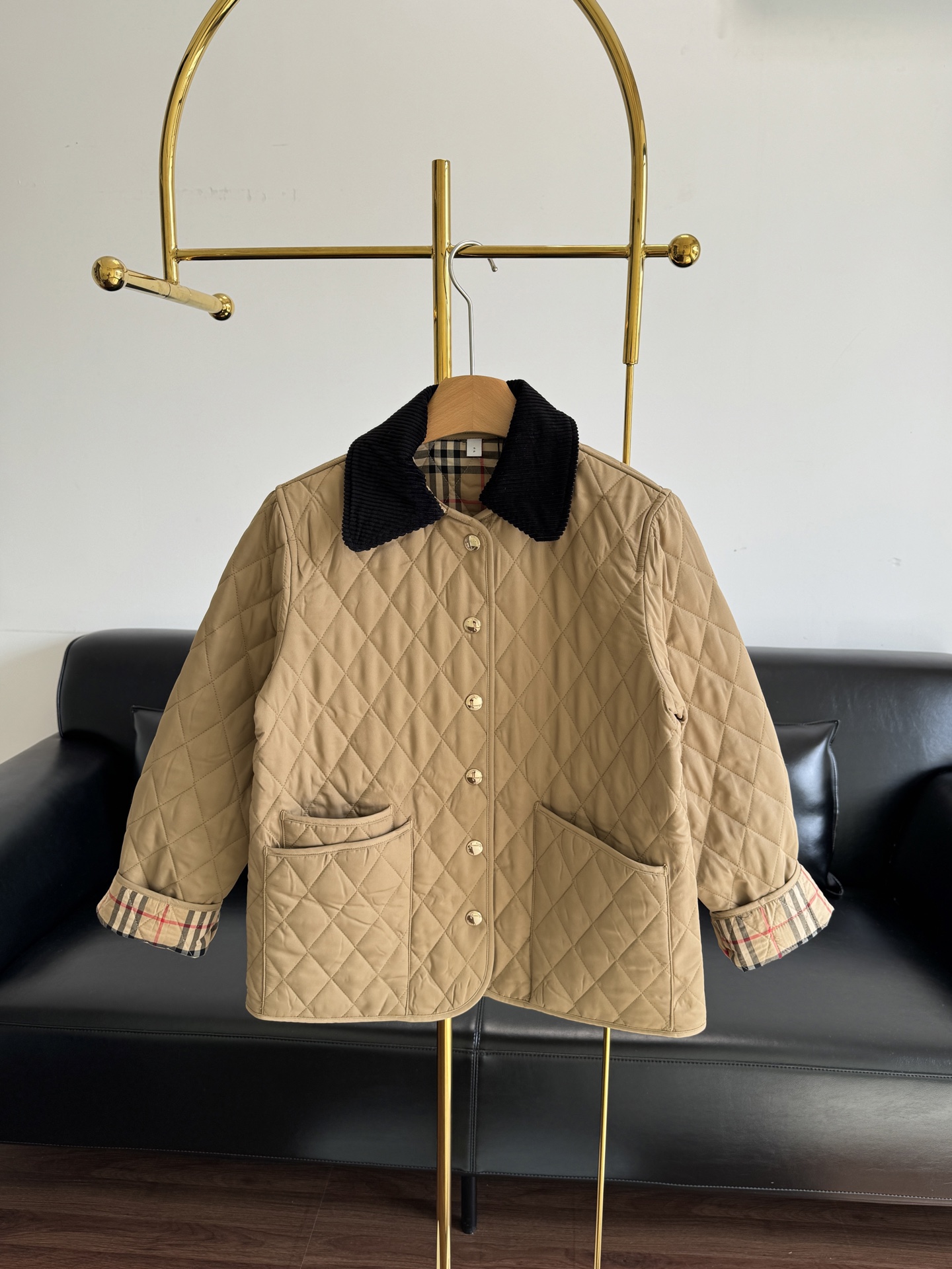 NO:545100,——Burberry diamond quilted cotton jacket This cotton jacket is really popular with many celebrities!  Little Hongshu can easily read a bunch of blogger recommendations. Corduroy small lapel design. Wear it on both sides!  The outer layer imported polyester fiber classic H-shaped version interprets the autumn and winter stacking style, retro British style versatile and handsome!  The fabric is light but warm, full of detail!  Code count s-xl, burberry, jackets & coats,alexander wang19860909——Burberry菱格绗缝棉服外套 这款棉服真的巨火好多明星同款！ 小红书随便翻翻一堆博主推荐 灯芯绒小翻领设计 两面穿哦！ 外层进口聚酯纤维 经典H版型演绎秋冬叠搭造型, 复古英伦风百搭又帅气！ 面料轻盈但保暖,满满的细节感！ 码数s-xl,,burberry,jackets & coats,alexander wang,Women's clothing