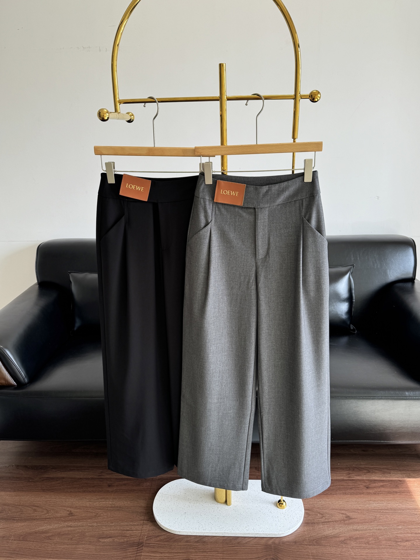 NO:545108,—— loewe leather wide-leg trousers, cotton fabric, super slouched, wrinkled design makes it more slimming, suitable for wide hips and thick thighs, high-quality texture, and easy to wear with free and easy to make a sense of old money!  Not as flat as formal trousers, it is stylish on the basis of comfort, and the drape is also very unsatisfactory.19860909—— loewe 皮标阔腿西裤 棉面料 超垂顺 褶皱设计更加遮肉显瘦 适合胯宽大腿粗,质感高级 随意搭配都很有调性轻松穿出老钱感！不像正式西裤那样板正,舒适的基础上有型,垂坠感也非常不戳 码数sml,,loewe,alexander wang,Women's clothing