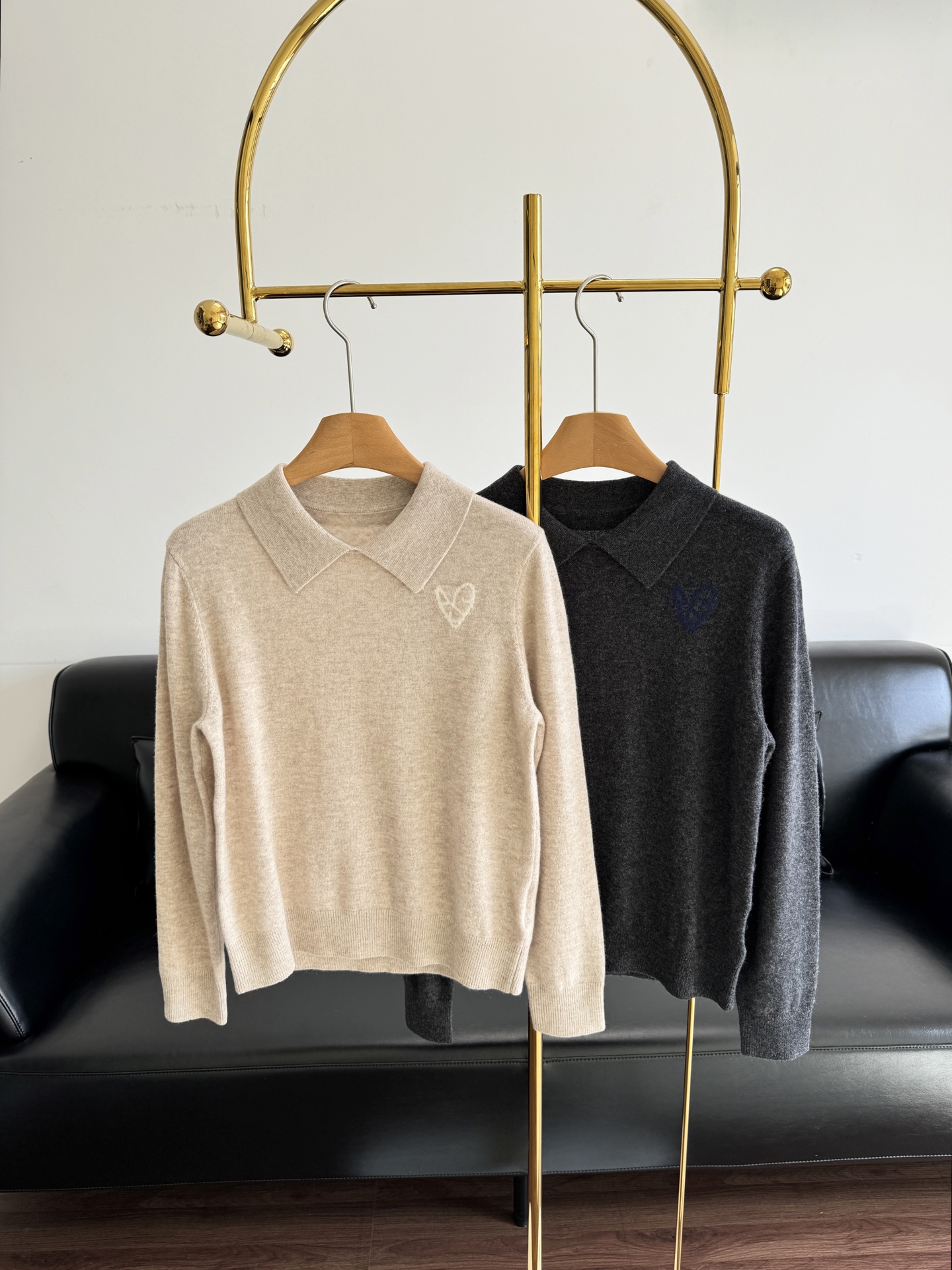 NO:545128,——Acne Studios Love Jacquard Polo Collar Pullover Knit Long Sleeve Sweater College Style + Slack Double Online!  The wool fabric style is a spirit that hides flesh and shows temperament!  The slightly loose silhouette + small lapel design is not picky about the figure and it is particularly neat. Whether it is a sloping shoulder, wide shoulders or a little slim figure, you can wear that careless and lazy feeling!  It won’t tighten the flesh, and it’s very comfortable to raise your hands and move every day, but it won’t collapse. It comes with a filter that “it looks good when you wear it casually”!  Size S, M, L, acne studios,dior,sweaters,alexander wang19860909——Acne Studios 爱心提花polo领套头针织衫长袖毛衣 学院风 + 松弛感双在线！ 羊毛面料版型是藏肉又显气质的神！微宽松廓形 + 小翻领设计,不挑身材还特显利落,不管是溜肩、肩宽还是有点小肉肉的身材,都能穿出那种漫不经心的慵懒感！不会紧绷勒肉,日常抬手、活动都超自在,却又不会垮塌没型,自带 “随意穿都好看” 的滤镜！ 尺码S、M、L,,acne studios,dior,sweaters,alexander wang,Women's clothing