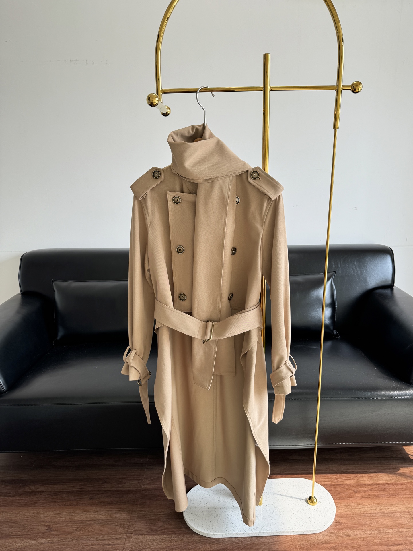 NO:547895,——BURBERRY Long Trench Coat Jacket 'High-end' windbreaker welded to the body. The windbreaker that is most needed in autumn is matched with scarf. The hem of the long windbreaker uses irregular front and long back to optimize the body proportions to enhance the aura and beauty!  Precision twill windbreaker fabric, buy and arrange early, let’s wear it early, it’s beautiful!  !  !  When the temperature difference between morning and evening is large, it is very necessary!  Especially outdoors!  There is nothing to say about the concave shape!  !  ,burberry,jackets & coats,alexander wang19860909——BURBERRY 长款风衣外套 “高级感”焊在身上的风衣 搭配围巾秋季最最需要的风衣 长款风衣下摆则采用不规则的前短后长视觉优化身材比例 提升气场与美感！精密斜纹风衣面料 早买早安排,咱就早穿上,早美哈哈！！！ 陆续开始降温早晚温差大的时候,太需要了！尤其在户外！凹造型更是没话说！！,,burberry,jackets & coats,alexander wang,Women's clothing