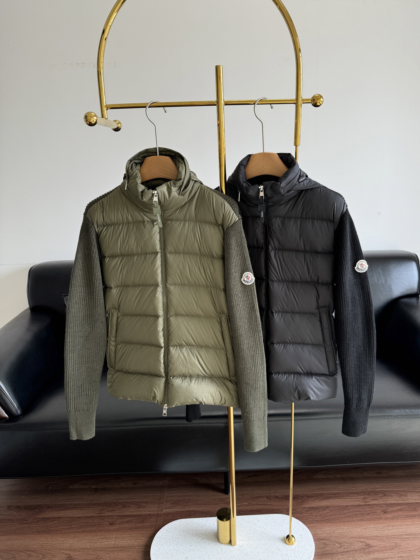 NO:547876,With dust bag - cover-mouthed knitted down jacket This design is the king of autumn and winter. The hidden hooded stand collar design is too irritating. It can not only prevent wind and warmth, but also not look bloated. Stand up the collar to be cool. Put down the hat and be clean and neat, and the style switches are super easy. The most amazing thing is that it is filled with 90 white goose down, the lotus pine degree is full, and the warmth effect is directly full, and it can also be warm in the cold wind. Number s-2xl, Moncler, jackets & coats, down jacket, hats, alexander wang19860909配防尘袋——蒙口针织拼接羽绒外套 这设计我愿称之为秋冬王炸,隐藏连帽立领的设计太戳我了,既能防风保暖,又不显得臃肿,立起领子就是酷飒风,放下帽子又能干净利落,风格切换超自如 最绝的是填充了90白鹅绒,莲松度拉满,保暖效果直接拉满,在寒风里也能暖暖的 码数s-2xl,,Moncler,jackets & coats,down jacket,hats,alexander wang,Women's clothing