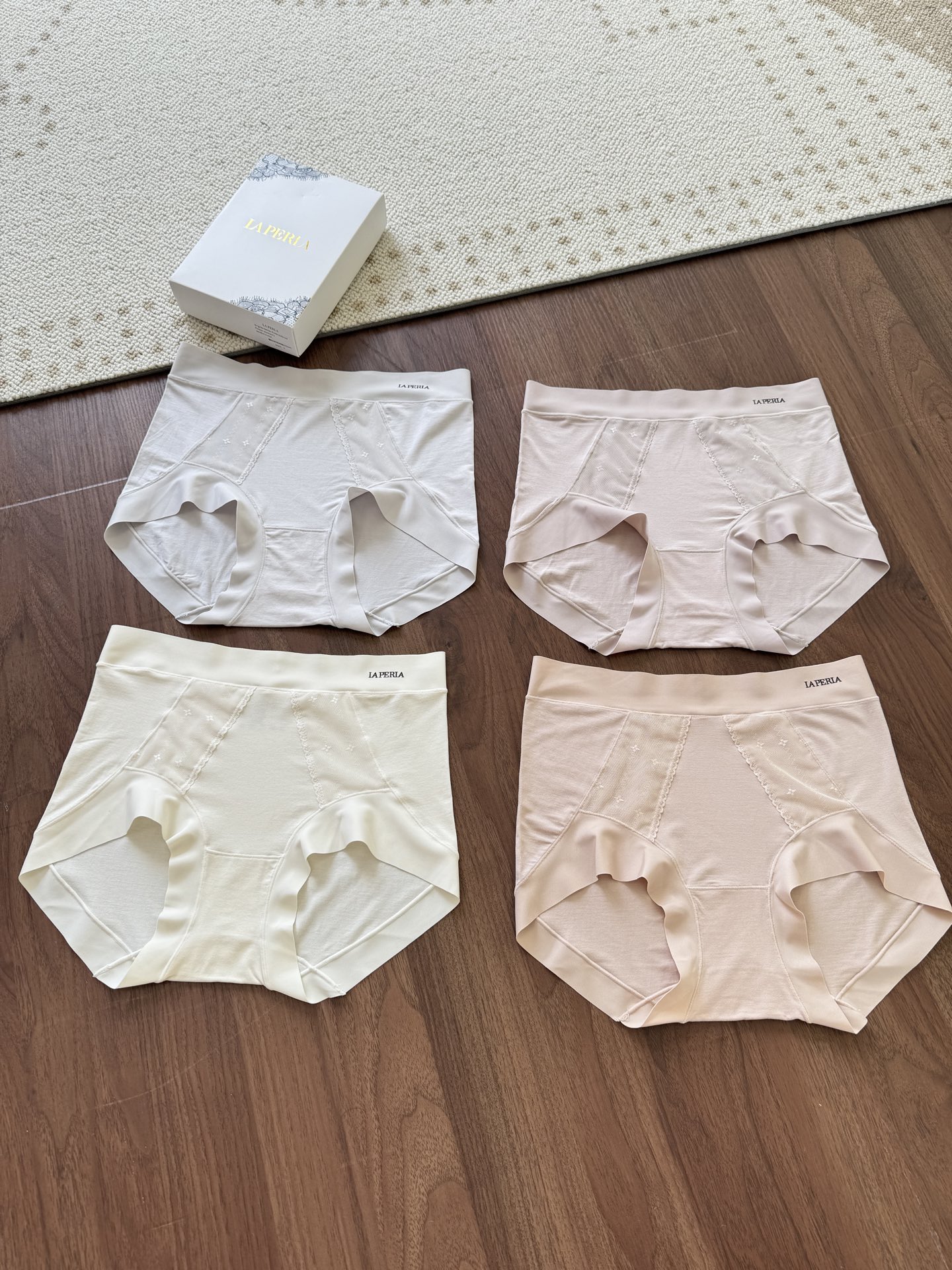NO:547855,——New product LP mid-high waist Lyocell lace spliced ​​antibacterial women's underwear, super comfortable and good-looking!  You'll definitely make a profit by buying it. It uses imported silky lyocell, breathable fabrics, soft and gentle to the touch, silk bottom crotch, lace inlay and splicing, strong combination, making high-end products more high-end and visible. Scientific design, three-dimensional wrap, suitable for more hip shapes, reshaping the graceful and sexy buttocks, lightly tightening the abdomen, showing your slim waist. A box of four pieces, one size fits all (85 to 130 pounds), loro piana, alexander  wang19860909——新品LP中高腰莱赛尔蕾丝拼接抑菌女内 超高舒服度,高颜值！入手绝对赚到 采用进口丝滑莱赛尔,会呼吸的面料,手感软糯坠入温柔中,蚕丝底裆,蕾丝镶嵌拼接,强强联合,让高端更高品,看得见的高位货；科学设计,立体环绕包裹,适合更多臀型,重塑曼妙性感翘臀,轻收腹,展现你的小蛮腰 一盒四条装 均码（85～130斤）,,loro piana,alexander wang,Women's clothing