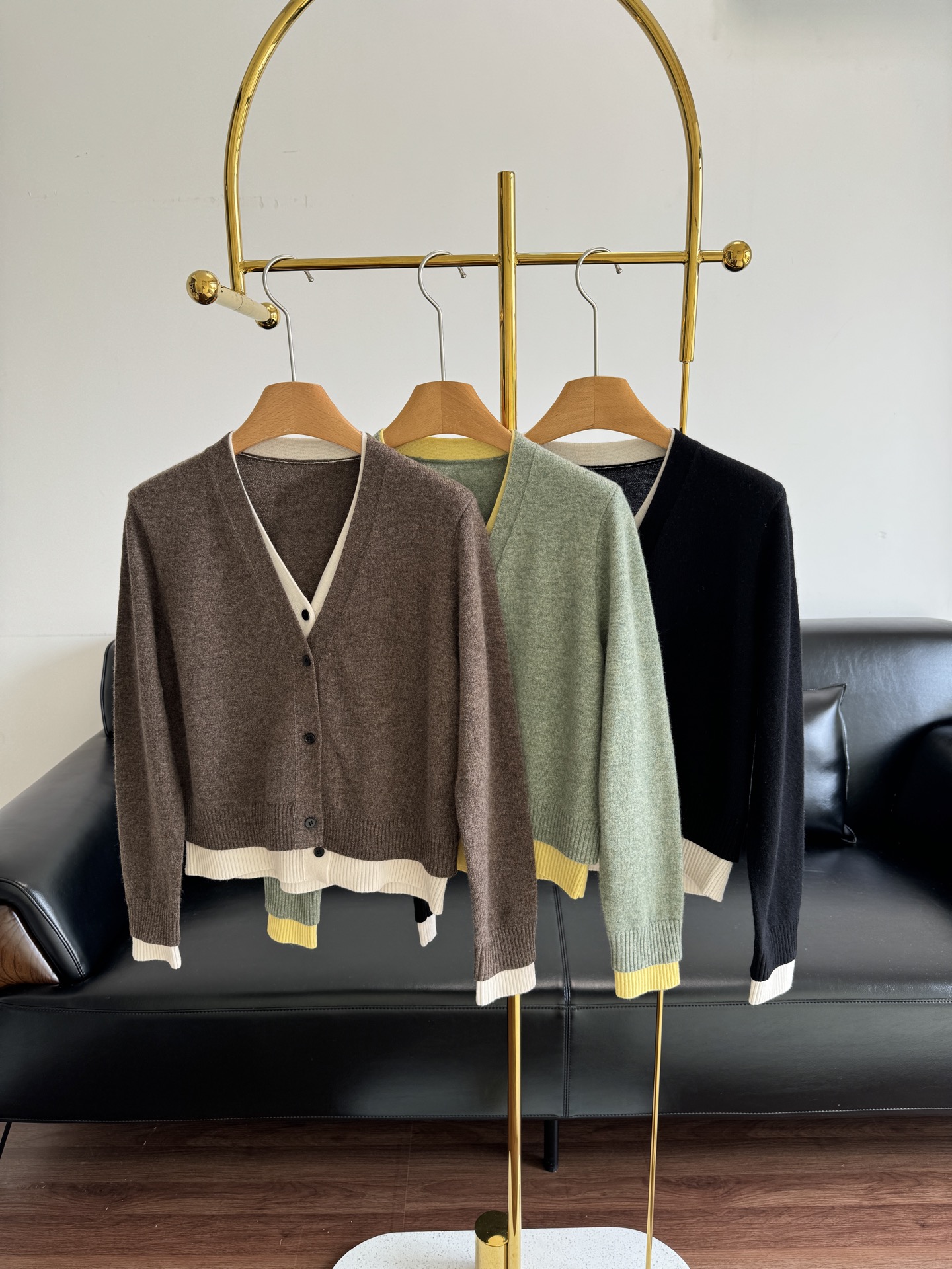 NO:547859,——MOCO 25 fake two-piece v-neck knitted cardigan, irresistible sweater, comfortable wool fabric!  The splicing of contrasting colors of dark and light colors, the small design of Yanbian spilling enriches the visual effect, and the overall sense of layering is a perfect fashionable tool!  Code sml, alexander wang19860909——MOCO 25假两件v领针织开衫 让人无法拒绝的针织衫 舒适的羊毛面料！ 深浅撞色拼接 延边外溢的设计小巧思 丰富了视觉效果 整体更具层次感 妥妥时髦的利器！ 码数sml,,alexander wang,Women's clothing