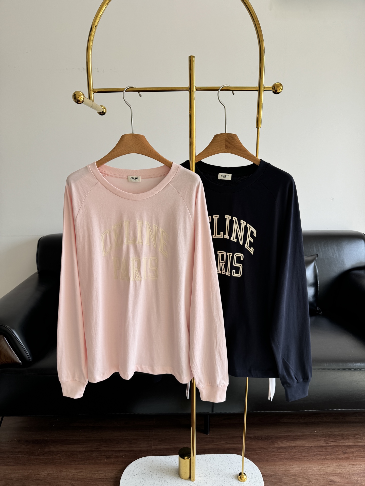 NO:547867,——Celine25Fw early autumn new style letter printing long-sleeved T It outlines a slack feeling with a minimalist silhouette. The classic letter printing adopts three-dimensional imprinting technology, presenting a layered visual effect on pure cotton fabrics of navy blue or soft powder, simple but with high luxury recognition. Code sml, celine, alexander wang19860909——Celine25Fw早秋新款 字母印花长袖T 它以极简廓形勾勒松弛感,经典的字母印花采用立体压印工艺,在藏蓝或柔粉的纯棉面料上呈现出富有层次的视觉效果,简约却自带高奢辨识度. 码数sml,,celine,alexander wang,Women's clothing