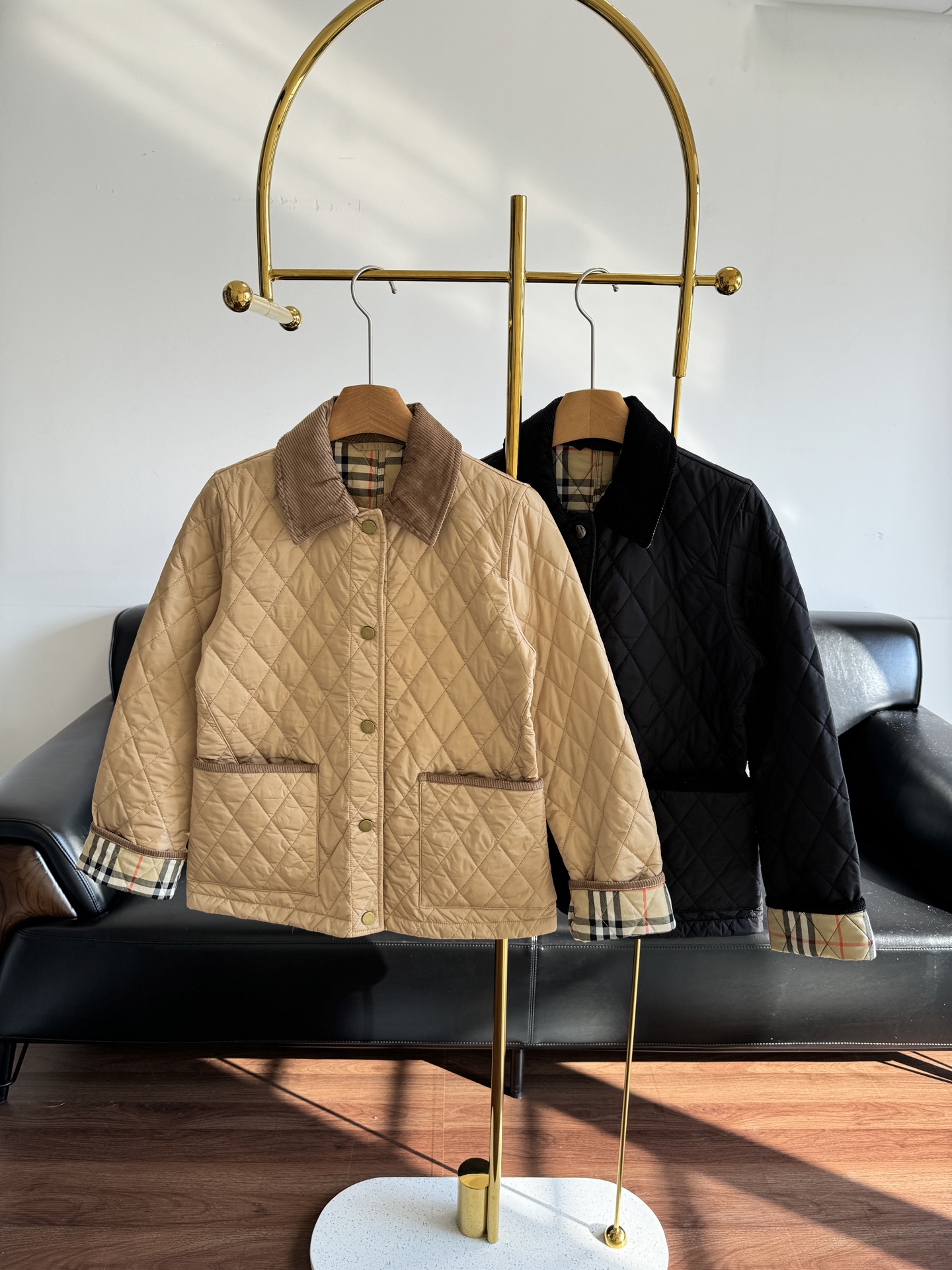 NO:549181,——Burberry checked corduroy collar cotton coat, a classic piece of fashion and hard currency for ten years in autumn and winter. The outer layer is made of high-density windproof quilting fabric. The diamond quilting process not only allows the cotton wool to be evenly distributed and the temperature is full, but also allows visually weakening the bloated feeling. It is warm and slimming when worn in autumn and winter. The inner part is a Bajia checked lining, even if the cuffs are rolled up and the laces are pulled open, it hides high-end details. The corduroy material on the neckline and pocket edges is soft and delicate, and comes with a retro filter~ Size S-M-L, burberry, burberry, alexander wang19860909——Burberry 格纹灯芯绒领棉衣 经典一件穿十年的秋冬时尚硬通货 外层采用高密度防风绗缝面料,菱形格绗缝工艺不仅让棉絮分布均匀,锁温性拉满,还能在视觉上弱化臃肿感,秋冬穿它既保暖又显瘦；内里是巴家格纹衬里,哪怕卷起袖口、拉开衣襟,都藏着高级感细节. 领口和口袋边缘的灯芯绒材质,触感柔软细腻,自带复古滤镜～ 尺码S-M-L,,burberry,burberry,alexander wang,Women's clothing