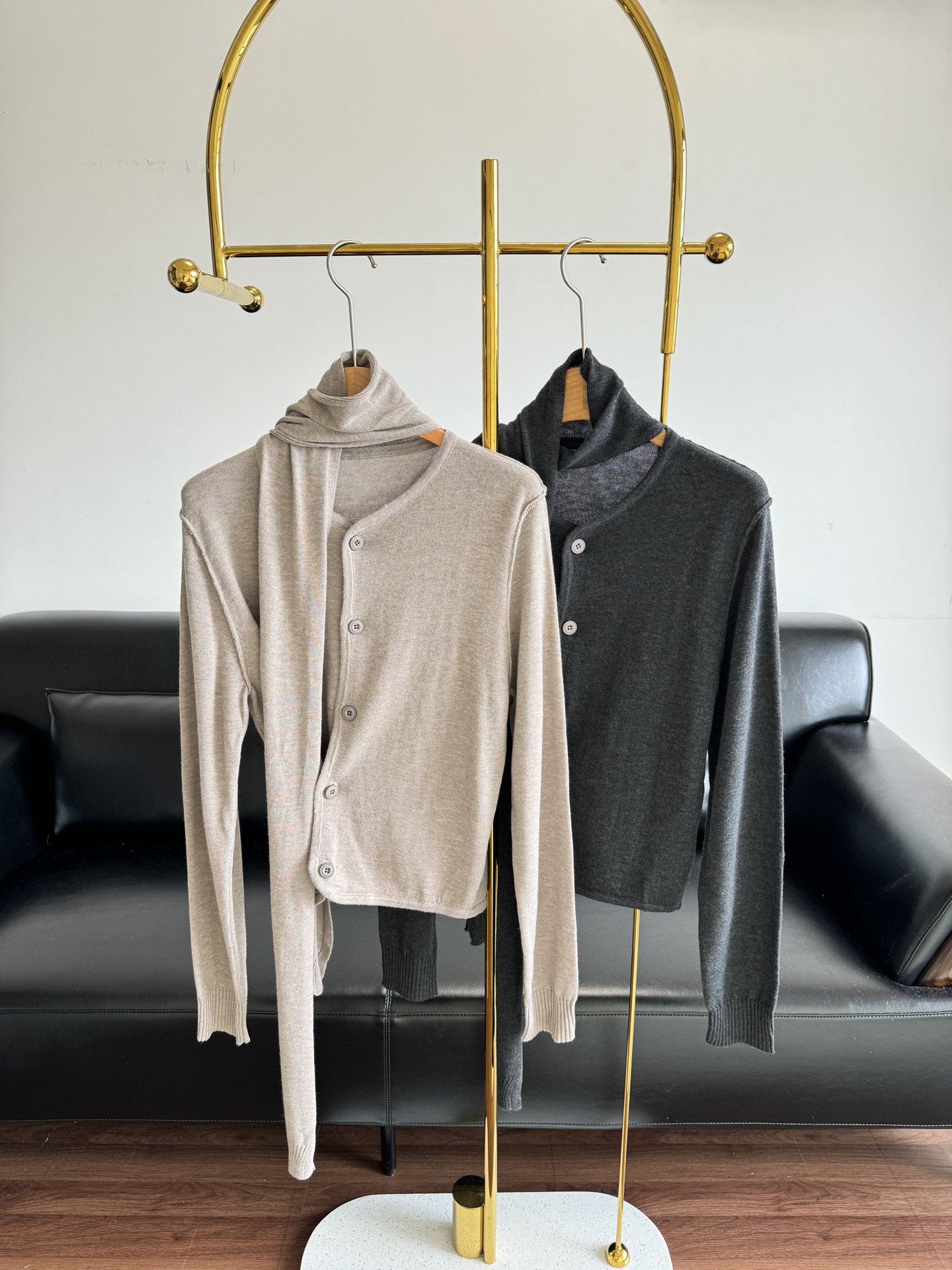 NO:549171,——Lemaire Women's Scarf Knitted Cardigan There are many ways to wear the placket, the placket is straight, the placket, and the matching scarf can also be used to shape it~ It is decorated with wool fabric with round neck tilt placket to enhance the overall appearance!  Paired with retro buttons!  Both commuting and daily matching can yield a man-score return rate! Both colors are quite easy to match!  It is also suitable for small girls. They look slim and don’t suppress their height. You can do whatever you want~ Size sml, alexander wang19860909——Lemaire 女士 围巾针织开衫 门襟可以有多种穿法,正襟、斜襟、而且搭配的围巾也可以用来造型～采用羊毛面料 圆领斜襟装饰,提升整体颜值！搭配复古扣子！通勤和日常搭配都能出man分回头率!做版了两种颜色都还蛮好搭配的！对于小个子女生也同样菲常合适,显瘦且不会压身高,随便你怎么搭配都可以~ 码数sml,,alexander wang,Women's clothing