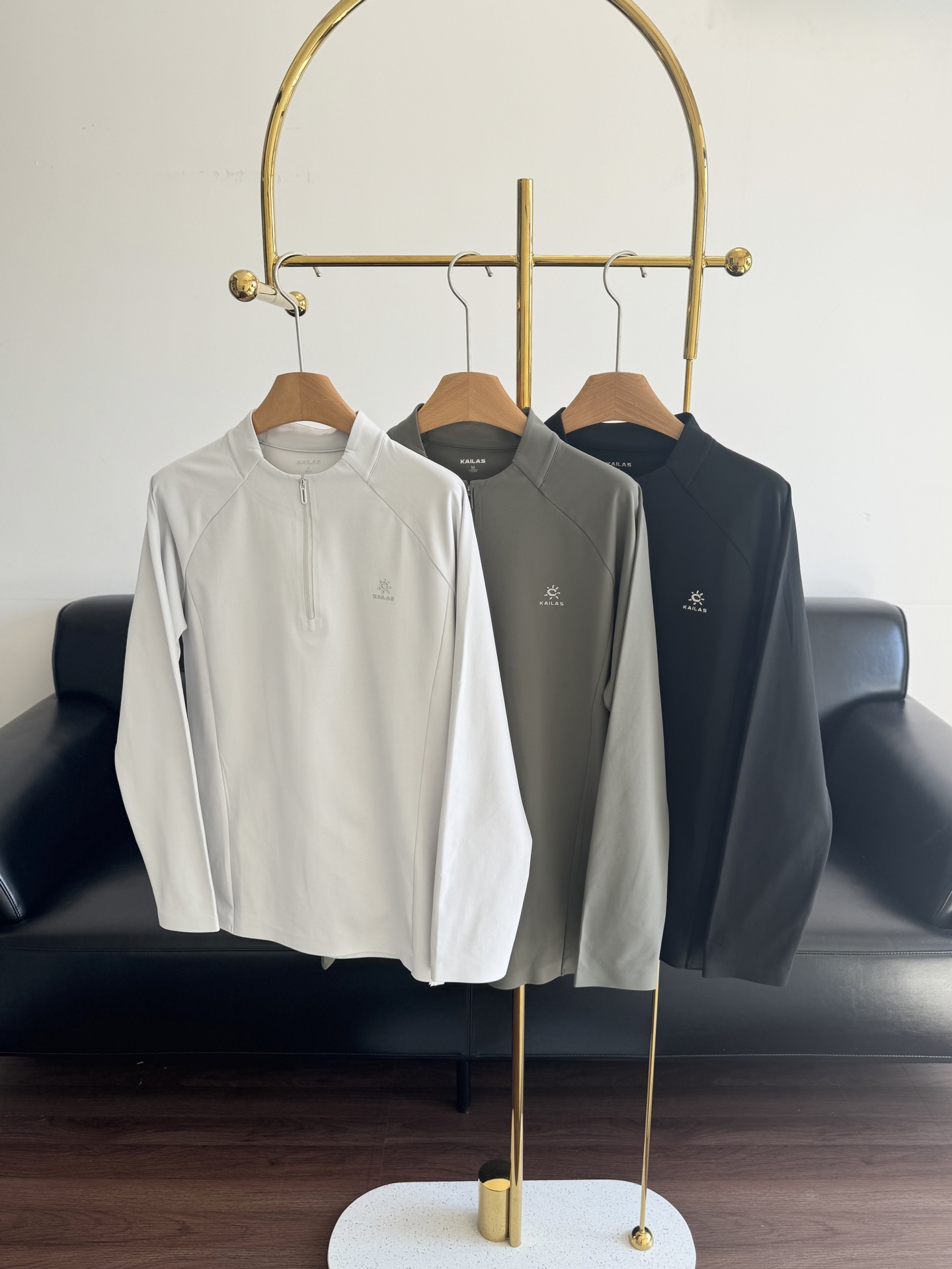 NO:549199,——KAILAS Kaileshi Half-zipper thin velvet long sleeves Retro and fashionable solid color design and iconic logo are low-key and show taste. The loose style does not restrict the body. Whether it is a T-shirt that can climb steep hills, it has moisture-absorbing and sweating, temperature adjustment, and original yarn-level antibacterial and odor-proof performance. Kaileshi's self-developed water-repellent quick-draining technology fabric, which can sweat and not stick to the body in ten seconds!  Code number m-3xl, tees, t-shirt, alexander wang19860909——KAILAS凯乐石 半拉链薄绒长袖 复古时尚的纯色设计搭配标志性logo,低调又彰显品味.宽松版型不束缚身体,无论是攀爬陡峭山坡功能都具备的T恤,吸湿排汗、锁温保暖、温度调节及原纱级抑菌防臭性能,凯乐石自研拒水速排科技面料,十秒排汗不粘身！ 码数m-3xl,,tees，t-shirt,alexander wang,Women's clothing