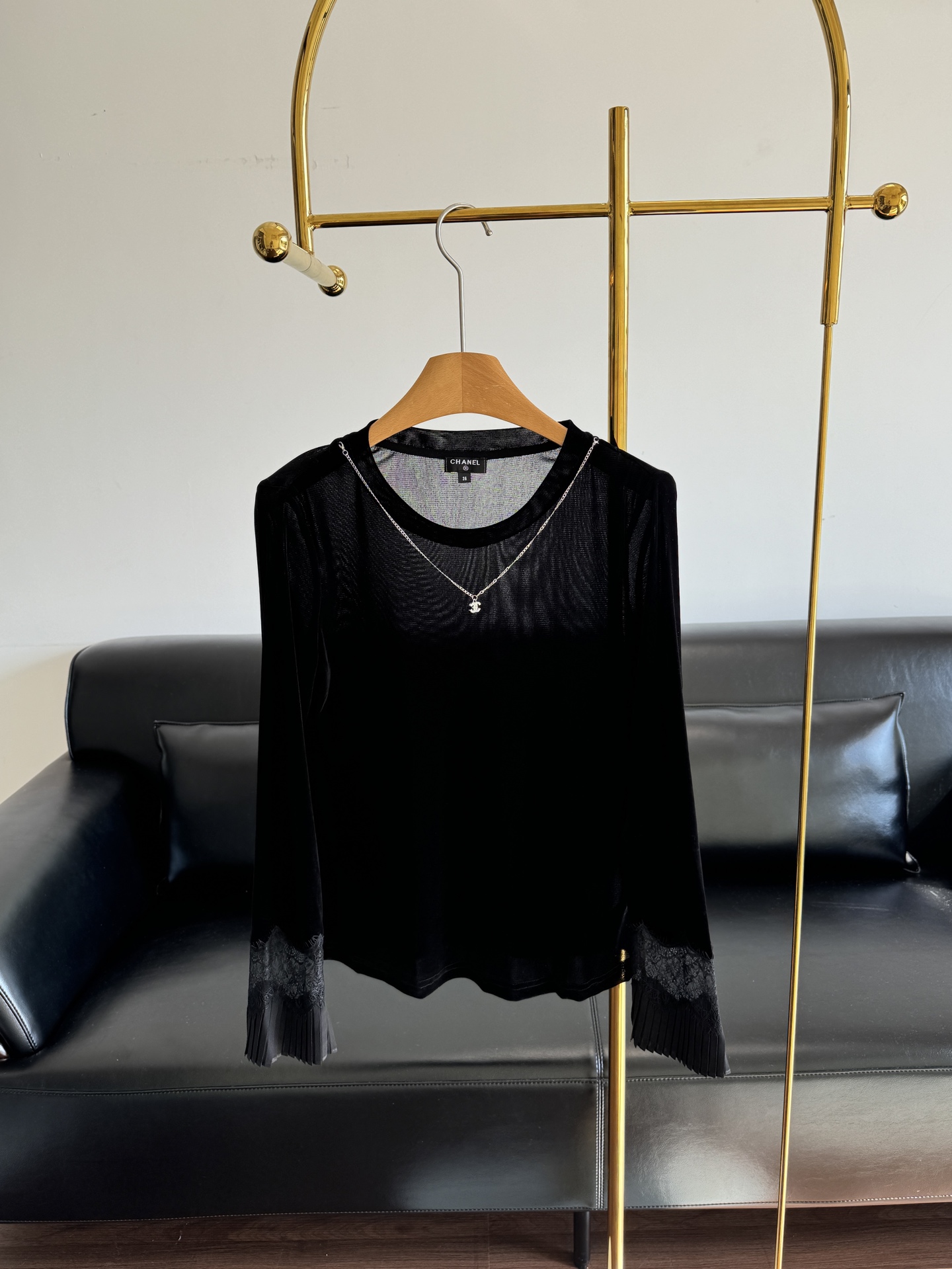 NO:549156,——Chanel velvet lace splicing bottoming shirt. The velvet fabric is delicate and shiny, the lace splicing is French and soft, the cuffs are pleated and flexible, the round neck is simple and elegant, and it modifies the neck line. The silver chain on the neckline + double C pendant is full of low-key luxury. The black color is versatile and can be worn alone or as an outer layer. It is a must-have for autumn and winter! Size sml, chanel, alexander wang19860909——Chanel 丝绒蕾丝拼接打底衫 丝绒面料细腻有光泽,蕾丝拼接法式柔美,袖口百褶灵动,圆领简约大气,修饰颈部线条.领口银色链条+双C吊坠,低调奢华感满满.黑色百搭,单穿或外搭都很出彩,秋冬必备! 码数sml,,chanel,alexander wang,Women's clothing