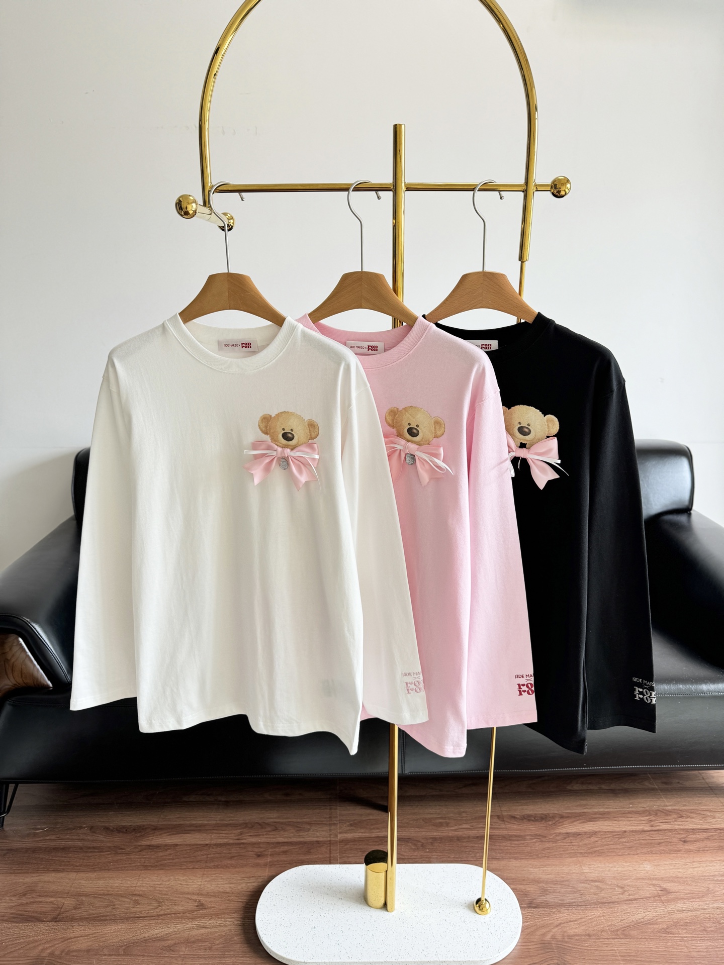 NO:550022,——13DE × ronron joint T-shirt, with a large bow-tie bear on the back, and a three-dimensional bear with a fantastic ribbon on the front. The white and sweet girls' atmosphere is directly welded on the clothes~ The loose style hides the flesh and is comfortable, and the inner wear is very good alone. When you go shopping, you are cute and worth it all the way. Whoever sees it will not say 'so sweet'!  Code sml, tees, t-shirt,alexander wang19860909——13DE × ronron 联名T恤, 后背超大只蝴蝶结小熊软fufu的,前面还有立体小熊配粉丝带 白、甜妹氛围直接焊在衣上～ 宽松版型藏肉又舒服,单穿内搭都很绝,穿去逛街,可爱值一路狂飙,谁见了不说句“好甜”！ 码数sml,,tees，t-shirt,alexander wang,Women's clothing