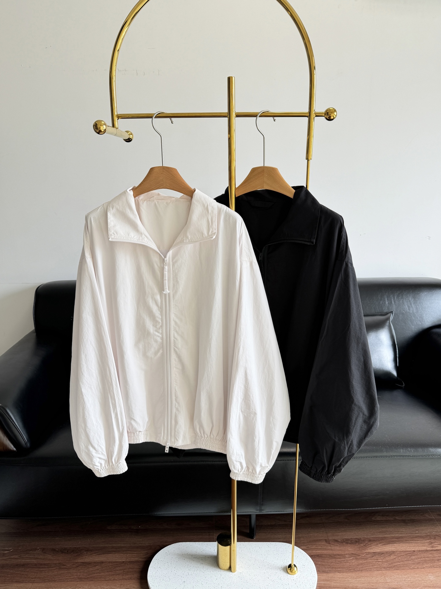 NO:550032,——Acne studios 25Ss spring and summer new 1996 embroidered loose version jacket jacket, same style for men and women, made of technology cotton and nylon blend fabric, exquisite embroidery logo on the back, low-key but highlights the brand texture, full of details, two-way zipper design, long below the waist, comfortable and practical, and yet stylish. It can be easily controlled whether it is daily outing or matching layered outfits, interpreting the balanced aesthetic of modern and practical!  code sml, acne studios,dior,jackets & coats,jackets & coats,alexander wang19860909——Acne studios 25Ss春夏新款 1996刺绣宽松版冲锋衣夹克外套 男女同款 采用科技棉和锦纶混纺面料制成 后背饰有精致刺绣标识 低调却彰显品牌质感 细节满满 双向拉链设计 长至腰身以下 舒适实穿又不失格调 无论是日常出街还是搭配层次穿搭 都能轻松驾驭 演绎摩登与实用的平衡美学！ 码数sml,,acne studios,dior,jackets & coats,jackets & coats,alexander wang,Women's clothing