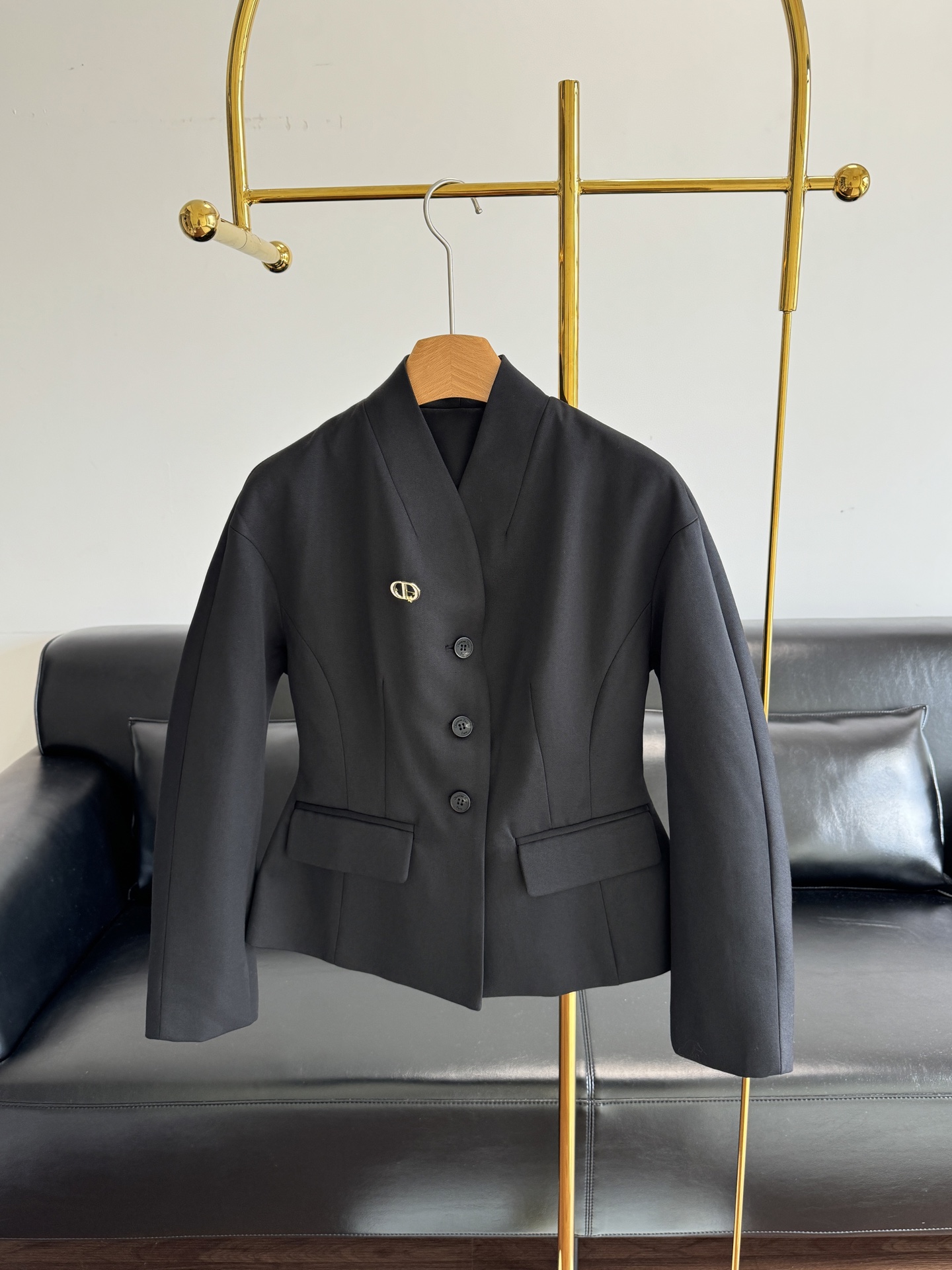 NO:550008,——Dior/Dior Suit waist-closing jacket with shoulder-falling design!  A blazer that looks slimmer and turns back! It is carefully crafted from wool fabric!  Three-dimensional tailoring, the upper body will not be soft, and the length of the clothes is made of a short style is very suitable for a small person!  It looks slim and doesn't suppress your height. You can match it any way you want~ S-xl,,dior,dior,jackets & coats,business suit,alexander wang19860909——Dior/迪奥 西装收腰外套 落肩设计！更显瘦,回头率狠篙的一款西装外套! 采用羊毛面料精心制作！立体剪裁,上身不会软趴趴,衣长是做了偏短款的样式对小个子来说太合适啦！显瘦且不会压身高,随便你怎么搭配都可以~ 码数s-xl,,dior,dior,jackets & coats,business suit,alexander wang,Women's clothing