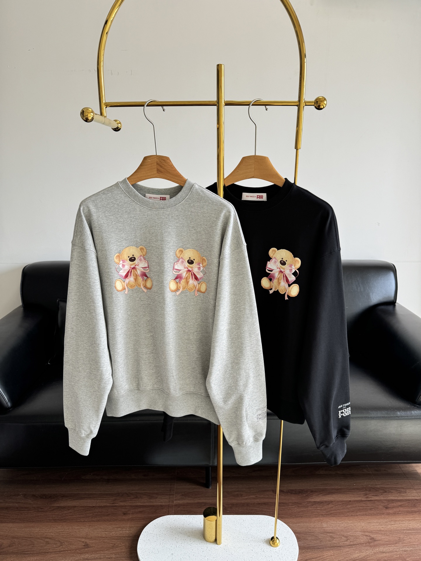 NO:560946,——13DE MARZO  One size fits all,,hoodie,sweatshirts,alexander wang19860909——13DE MARZO X RONRO*联名25新款 蝴蝶结小熊圆领卫衣 最近挖到一件秋季氛围感拉满的卫衣! 这个让人少女心爆棚的联名款卫衣 它家的衣服简直是可爱与时尚的完美结合,轻松拿捏住甜酷氛围感~甜美;而黑 个性的拼接设计,又透着一股酷劲.不同风格的单品还能自由混搭,打造出专属于你的独特甜酷风 尺码均码,,hoodie,sweatshirts,alexander wang,Women's clothing