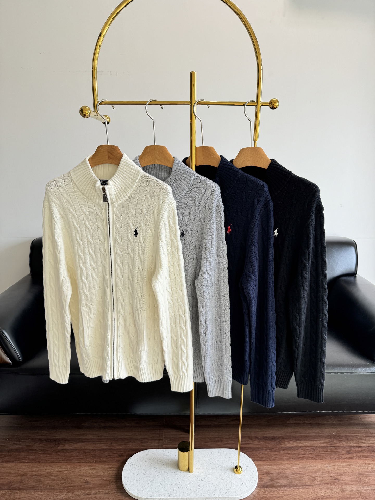 NO:560931,——Ralph Lauren small label war horse embroidered twist turtleneck knitted jacket. Get a Ralph Lauren cable sweater. This full-zip turtleneck knitted jacket is your universal key to unlocking the 'American classic outfit'!  Cotton fabric!  It is simple and practical to wear, has a lazy and loose feel, the fabric is very textured, soft and delicate to the touch, and the style is loose. Whether worn alone or layered, you can wear different styles of fashion with just one piece!  Size s-2xl,,jackets & coats,sweaters,alexander wang19860909——拉夫劳伦小标战马刺绣麻花高领针织外套 来一件拉夫劳伦绞花毛衣吧,这件全拉链高领针织外套,就是你解锁“美式经典穿搭”的万能密钥！棉面料！简单实穿慵懒宽松感,面料很有质感,手感柔软细腻,版型宽松,不管是单穿还是叠穿,简单一件就能穿出不同风格的时尚感！ 码数s-2xl,,jackets & coats,sweaters,alexander wang,Women's clothing