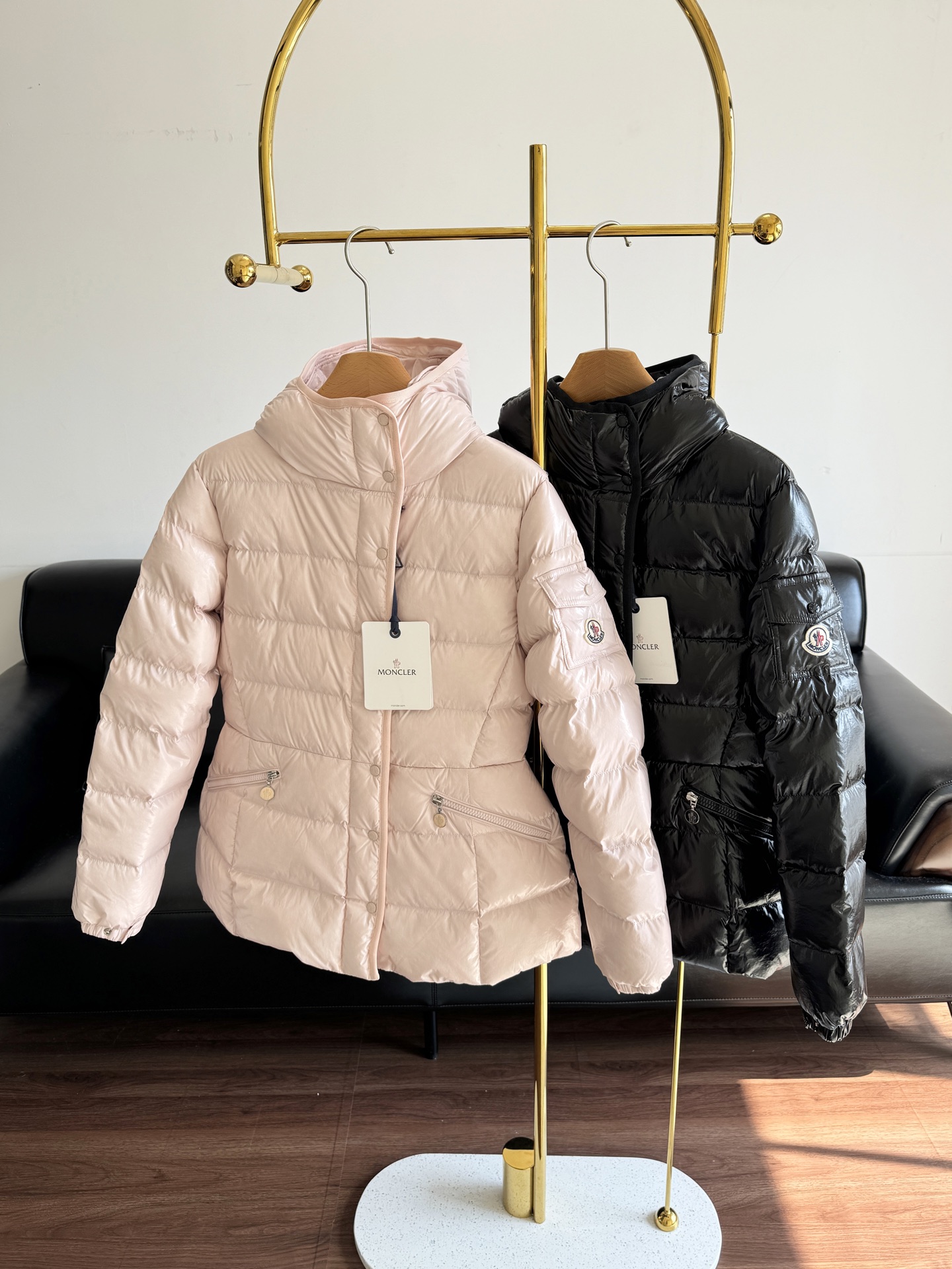 NO:560954,Equipped with dust bag - the new Meng Mouth autumn and winter Barante women's down jacket. Synchronous official website. Winter hot style. Brand new ace classic. The most beautiful tailoring version of the year!  !  Wearing it in winter is really beautiful!  The 'oil-waxed leather' fabric that you can't find at all the counters is back, and it still comes in a warm and soft color scheme, which really touches your heart ~ The 'small waist' version with a huge waist and slimming look, whoever wears this style is beautiful!  The interior is filled with 90% white goose down, waxed patent leather fabric, and has a high-grade glossy hourglass waist. Down jackets can also make you look slimmer!  Zundu is so beautiful!  In the winter, you can wear just one set, and you can wear it casually when you go out!  The shape is super beautiful ~ the advantage is that it is more durable and the fabric is more resistant to damage!  Code number 1 2 3 4 black and pink 2 colors, Moncler, jackets & coats, down jacket, alexander wang19860909配防尘袋——蒙口秋冬新品 Barante女士羽绒夹克  同步官网 冬季爆款  全新王牌经典.年度最美裁剪版型！！冬天穿它真的美哭！专柜挤破头都没抢到的“油腊皮'面料回归啦,还是温温柔柔的配色,狠狠戳到心坎上～巨巨巨收腰显瘦的“小腰精'版型,谁穿谁美丽的款式！ 内里填充90白鹅绒,油蜡漆皮面料 高级光泽感沙漏收腰 羽绒服也可以很显瘦！尊嘟太好看啦！大冬天往身上一套就能搞定,随意穿搭就能出门！版型超美～优点是更耐穿,面料更抗造！ 码数1 2 3 4 黑色 粉色2个色,,Moncler,jackets & coats,down jacket,alexander wang,Women's clothing