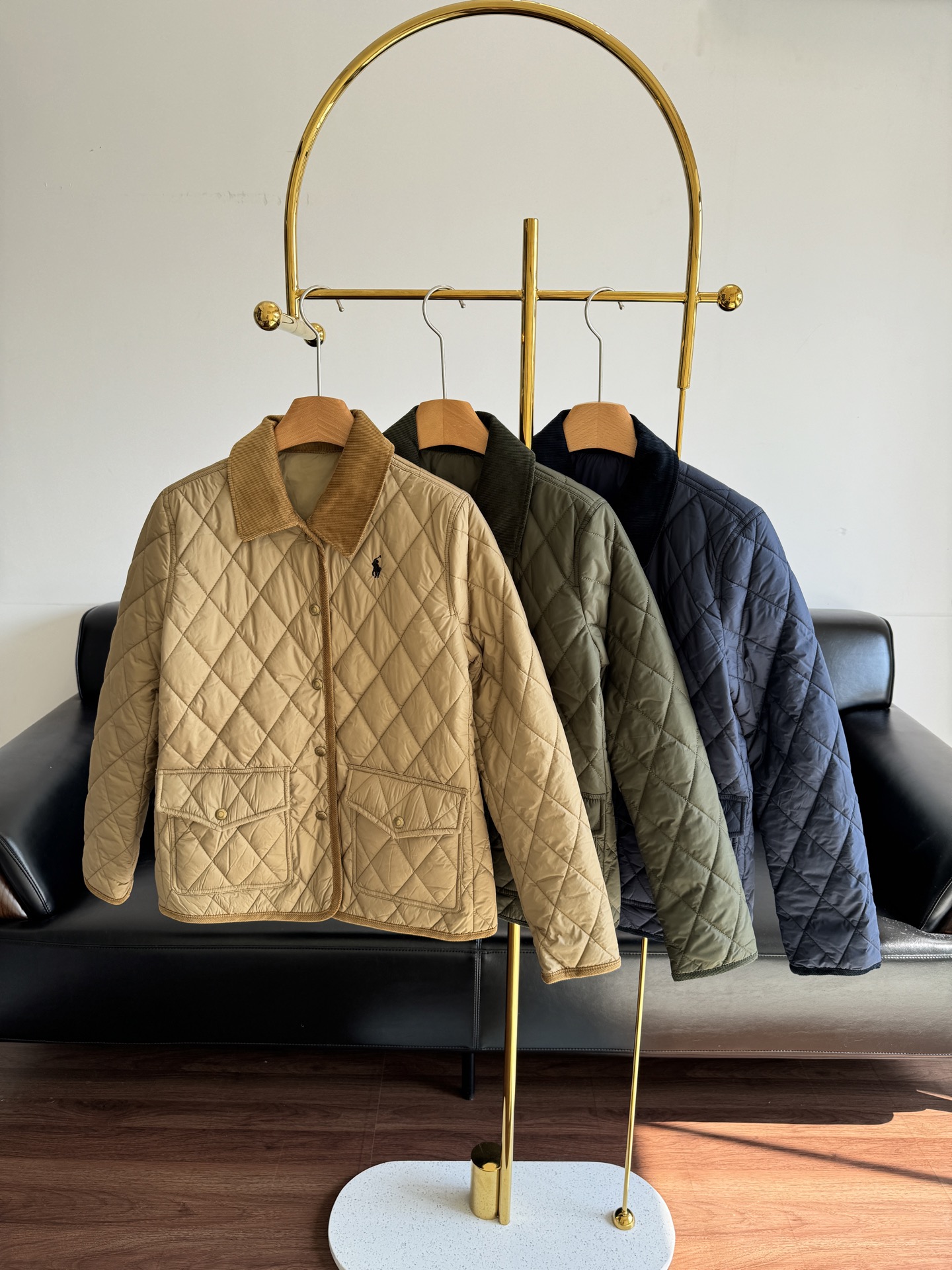 NO:561768,——Ralph Lauren lapel rhombus cotton jacket. The whole body adopts small rhombus quilting technology, which not only improves the sophistication, but also weakens the sense of expansion of the garment and makes it visually richer. It is not monotonous at all. The straight version accommodates a variety of body shapes, hides the muscles and looks thin, and gives enough space for inner wear.  The outer layer is made of lightweight nylon material with high-density rhombus quilting technology, and the inner layer is filled with polyester fiber, which has a strong three-dimensional effect and can also enhance the wear resistance and warmth of cotton clothing. The upper body is light and comfortable, and the breathability is very good. It is not heavy and does not weigh down~~ Size s-xl, green khaki, navy blue 3 colors, loro piana, jackets & coats, alexander wang19860909——Ralph Lauren拉夫劳伦翻领菱格棉服外套 全身采用了小格菱格绗线工艺不仅提升了精致度,而目还弱化了成衣的膨胀感视觉更显丰富层次,完全不会单调直筒版型包容多种身型,实力藏肉显瘦,给内搭足够的空间. 外层采用轻便尼龙材质高密菱格绗缝工艺加密防钻绒内里填充聚酯纤维,立体感强,还能增强棉服的耐磨性与保暖性,上身轻便舒适,透气性也灰常棒不重不压身～～ 码数s-xl 绿色 卡其 藏青色3个色,,loro piana,jackets & coats,alexander wang,Women's clothing