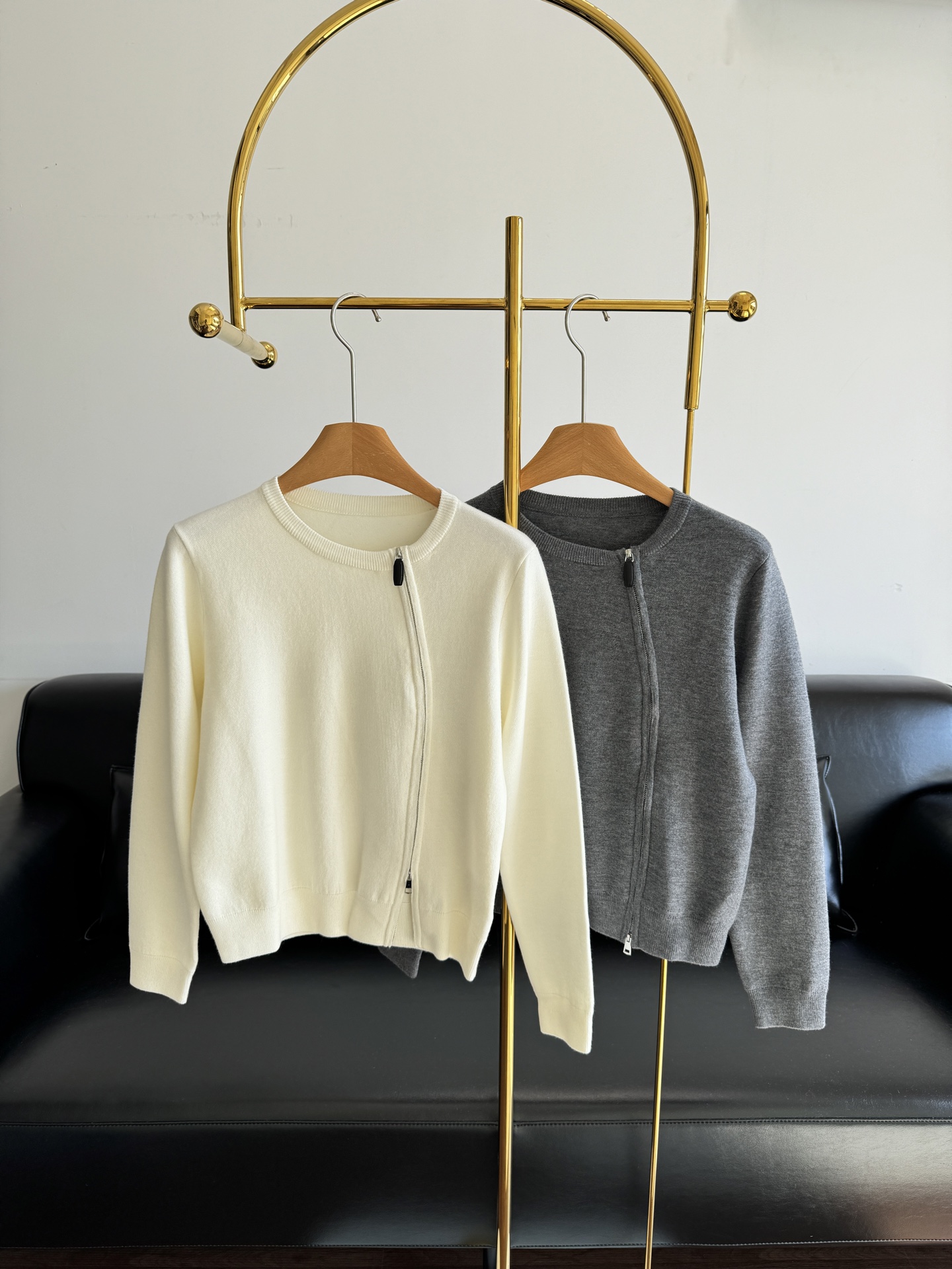 NO:561782,——ERDOS 25 new diagonal zipper cardigan. The first exciting knitted sweater in autumn is here!  It really grasps the 'design sense' and 'practical wearability'!  Korean bloggers are all wearing this lazy style, which makes them look like walking pictorial heroines!  Cashmere fabric!  The irregular bevel + zipper design breaks the conventional oblique hem tailoring, and is paired with a metallic zipper to walk with wind and a charming aura!  The asymmetrical design with long left and short right makes you visually lose 5 pounds in seconds, and even a small person can look like a supermodel~ Size sml,,alexander wang19860909——ERDOS 25新款斜向拉链开衫 秋季第一件心动针织衫来了！真的把「设计感」和「实穿性」狠狠拿捏住了！ 韩系博主都在穿的慵懒风,穿上就是行走的画报女主！ 山羊绒面料！不规则斜边+拉链设计打破常规的斜下摆剪裁,搭配金属质感拉链,走路带风自带拽姐气场！左长右短的不对称设计,视觉上秒瘦5斤,小个子也能穿出超模比例～ 码数sml,,alexander wang,Women's clothing