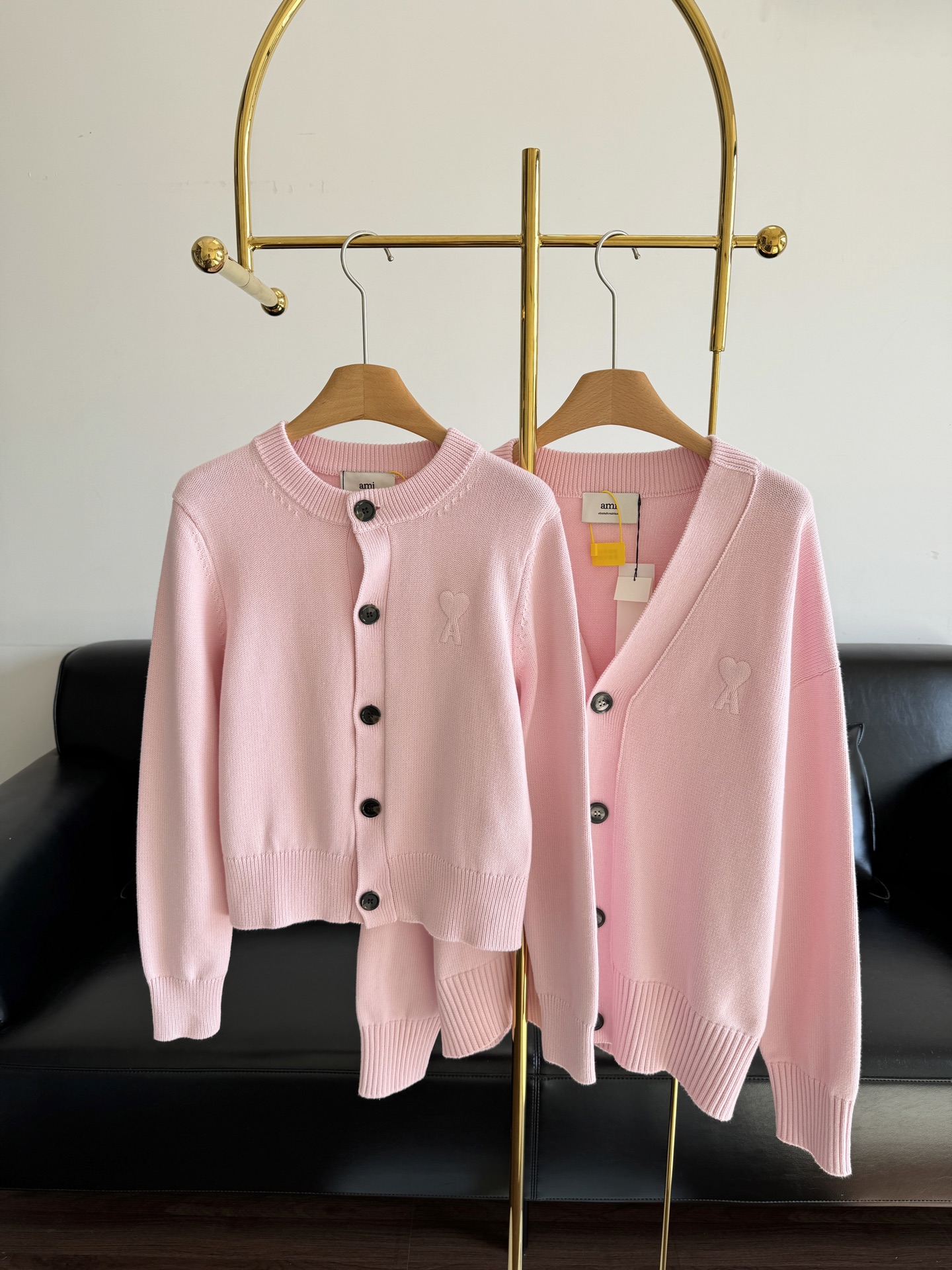 NO:561759,The AMI Paris pink knitted cardigan with a round neck and a V-neck is a very soft and white pink for sure~ It is made of soft wool and is super comfortable to wear! Simple round neck + black buttons, full of details. Low saturation pink, gentle and white, can be worn in spring, summer and autumn, and looks great with skirts or trousers~ The brand focuses on 'effortless high-end', integrating Paris streets and urban life, suitable for daily commuting, dating, and leisure, easily creating a relaxed atmosphere.  Size s-xl Round neck V-neck, skirts, alexander wang19860909圆领款V领款 AMI Paris 粉色针织开衫 是很软糯显白的粉色没错了～ 选用柔软羊毛,穿着超舒适!简约圆领+黑色纽扣,细节满分计.低饱和粉色,温柔又显白,春夏秋都能穿,搭裙装或裤装都很出彩~品牌主打“不费力的高级感”,融合巴黎街头与都市生活,日常通勤、约会、休闲都适合,轻松打造松弛氛围感穿搭 码数s-xl 圆领款 V领款,,skirts,alexander wang,Women's clothing