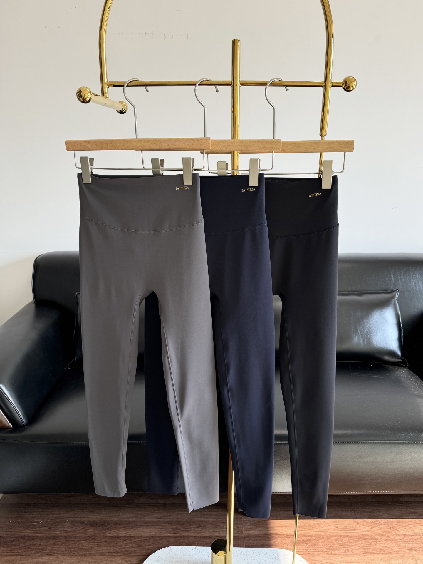 NO:561794,——New product LP brushed shark pants. Black technology ultra-light air velvet, containing cashmere protein, light and warm. A versatile item that is both fashionable and warm---velvet Q-elastic plus velvet air pants. The high-elastic fabric ensures that you will not curl up during exercise!  Ergonomic three-dimensional tailoring makes your legs look slimmer. The butt-lifting effect of these shark pants is also very good, allowing you to wear any clothes with confidence, from lady style to sweet girl style, without any pressure. Its versatile feature allows you to match it with various shoes and accessories, whether it is shopping, fitness or traveling. Don’t hesitate, buy one, you will definitely turn heads after wearing it~~~ Three colors: black, navy blue, khaki gray, M size is suitable for 80 to 120 catties, L size is suitable for 120 catties XL size is suitable for 120 to 140 pounds,,loro piana,alexander wang19860909—— 新品LP磨毛鲨鱼裤 黑科技超轻空气绒,含羊绒蛋白,轻盈保暖 时髦与温暖兼具的百搭单品---加绒Q弹加绒空气裤,高弹力面料保证您在运动时候不会卷边！ 人体工学立体剪裁,显腿细长 这款鲨鱼裤的提臀效果也非常棒,让你充满自信的穿上任何衣服,从御姐风到甜妹风都毫无压力,百搭特性让你随意搭配各种鞋子和配饰,无论是逛街、健身还是旅行都很合适.  别犹豫,入手一条,穿上后绝对回头率爆表~~~ 黑色、藏蓝、卡灰 三个色 M码合适80到斤 L码合适到120斤 XL码合适120到140斤,,loro piana,alexander wang,Women's clothing