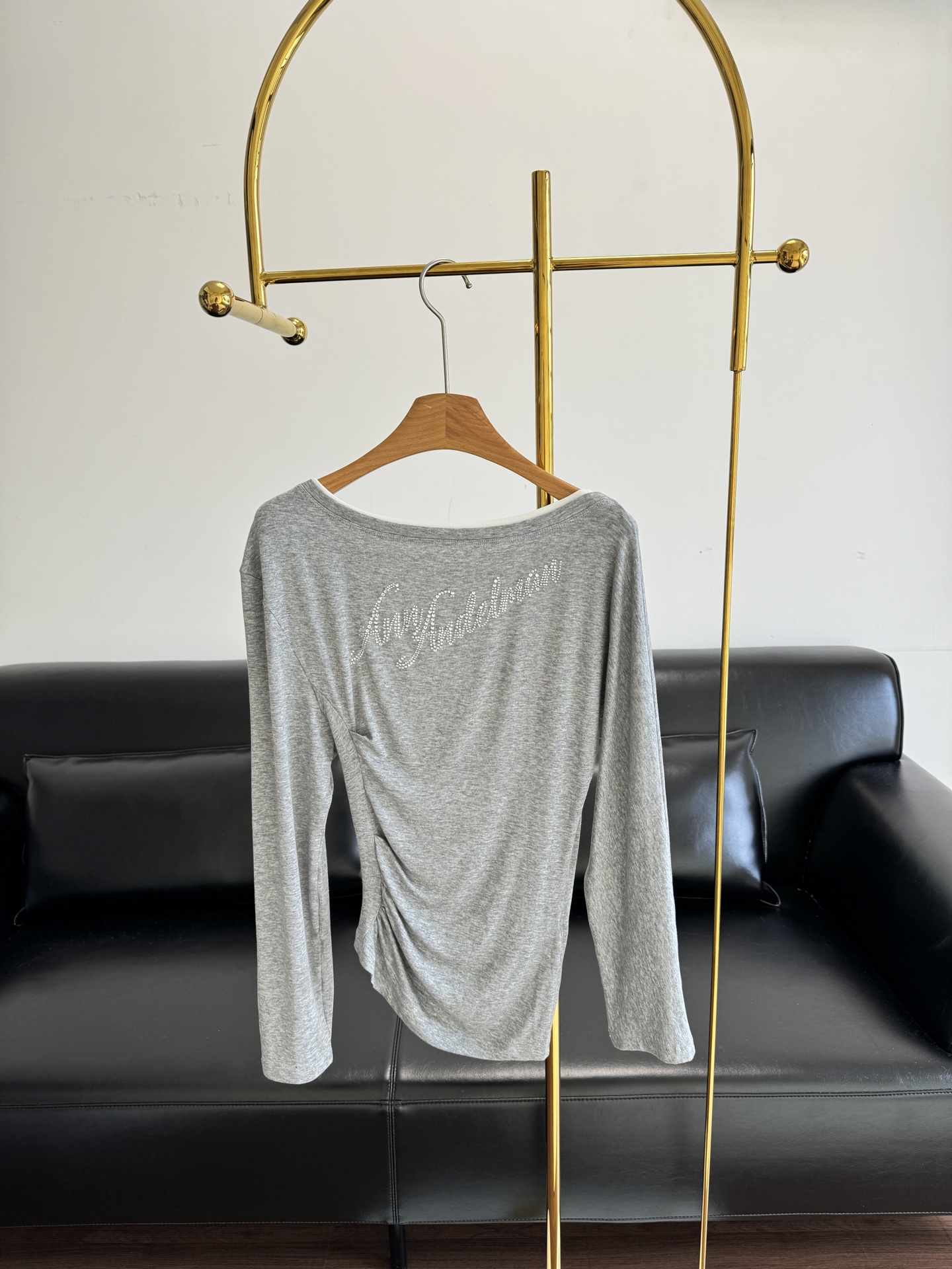 NO:562786,——ANN ANDELMAN Autumn's new lettered rhinestone slanted shoulder long-sleeved T-shirt top. Made of Lyocell + wool fabric, it is huge and comfortable. It is simply full of scheming!  The ingenious idea of ​​two fake pieces will turn you into a dressing expert in seconds, with MAX layering!  The clavicle line is cleverly exposed, and the little sexy is very tight!  Code number sml,,tees,t-shirt,alexander wang19860909——ANN ANDELMAN 秋季新款字母烫钻斜肩长袖T恤上衣 采用莱赛尔+羊毛的面料巨巨舒适 简直是心机满满！假两件的巧妙构思,让你秒变穿搭高手,层次感MAX！ 巧妙露出锁骨线条,小性感拿捏得死死的！ 码数sml,,tees，t-shirt,alexander wang,Women's clothing