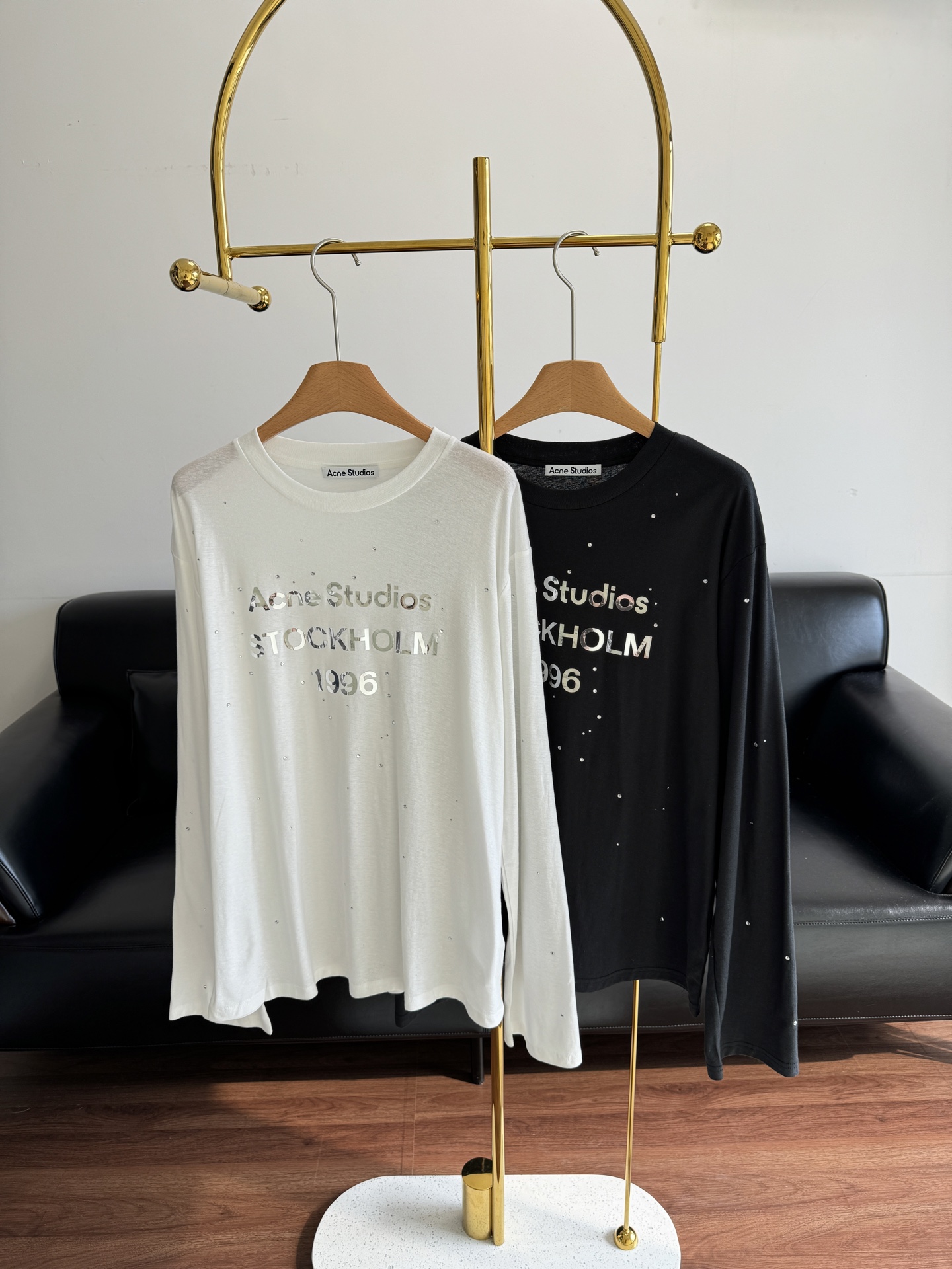 NO:562822,——Acne's new mirror rhinestone 1996 long-sleeved long-sleeved T-shirt. The mirror rhinestone letter design is super eye-catching, the version is very stylish, and it is loose and not picky!  The overall feeling is handsome and lazy. It is a popular item. It can be worn alone or layered. The pure cotton fabric is particularly soft and light, and it has no sense of restraint when worn next to the body. The size is sml, acne studios, tees, t-shirt, alexander wang19860909——Acne 新款镜面水钻1996长袖长袖T恤 镜面水钻字母设计超吸睛,版型非常有腔调、属于宽松不挑人的存在！整体就是帅气慵懒的感觉了,爆款单品,单穿或者做内搭叠穿都很好的,纯棉面料特别柔软轻盈,贴身穿完全无束缚感. 码数sml,,acne studios,tees，t-shirt,alexander wang,Women's clothing