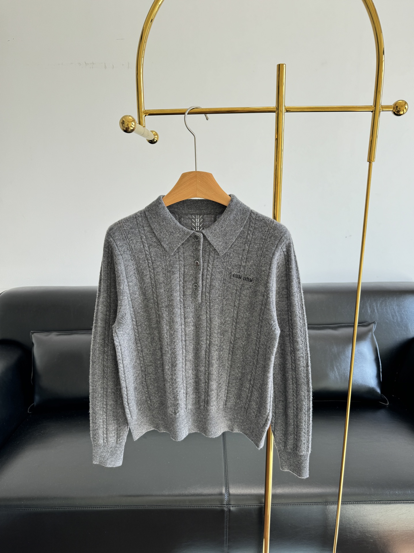 NO:562776,——miumiu 25 new twist vertical striped lapel knitted POLO shirt. The lapel design has a cute and smart college style without losing the capable temperament. A few simple buttons add a sense of detail to the whole. Made of wool and soft knitted material, it is super comfortable to wear close to the body. It is beautiful and sassy when paired with a skirt. Whether you are commuting or going out casually, you can easily feel fashionable!  SizeSML,,miumiu,skirts,alexander wang19860909——miumiu 25新款麻花竖条纹翻领针织POLO衫 翻领设计带着学院风的乖巧 又不失干练气质 几颗简约纽扣,为整体增添细节感 采用羊毛柔软的针织材质,贴身穿超舒服 搭配半裙 又美又飒,不管是通勤还是休闲出街,都能轻松拿捏时髦感 ！ 尺码SML,,miumiu,skirts,alexander wang,Women's clothing