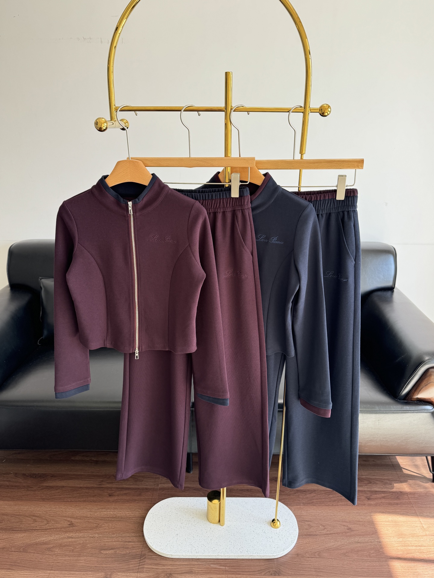 NO:562794,——LP stand collar color matching zipper suit made of Tencel wool fabric!  Comfortable, crisp and stylish, stand-up collar zipper pullover cut, fashionable and casual, with iconic embroidery on the chest, instantly enhances the brand style, full of old money feel, rich visual effects, more fashionable, short loose version slimming and adding vitality. Paired with straight trousers of the same series, the upper and lower echoes are more personalized and casual, and increase the sense of style. The complete set is simple and advanced, essential for daily suits, daily casual wear guide, relaxed and fashionable. Size s-xl,, loro  piana,alexander wang19860909——LP立领拼色拉链套装 天丝羊毛面料！舒适感拉满挺括有型,立领拉链套头裁剪,时髦休闲,胸口饰以标志性刺绣,品牌格调瞬间提升,老钱感十足,丰富视觉效果更显时髦,短款宽松版型显瘦增添活力.搭配同系列直筒长裤,上下呼应更显个性休闲,增加造型感. 成套搭配简约高级,日常套装必不可少,日常休闲穿搭指南,松弛时髦. 码数s-xl,,loro piana,alexander wang,Women's clothing