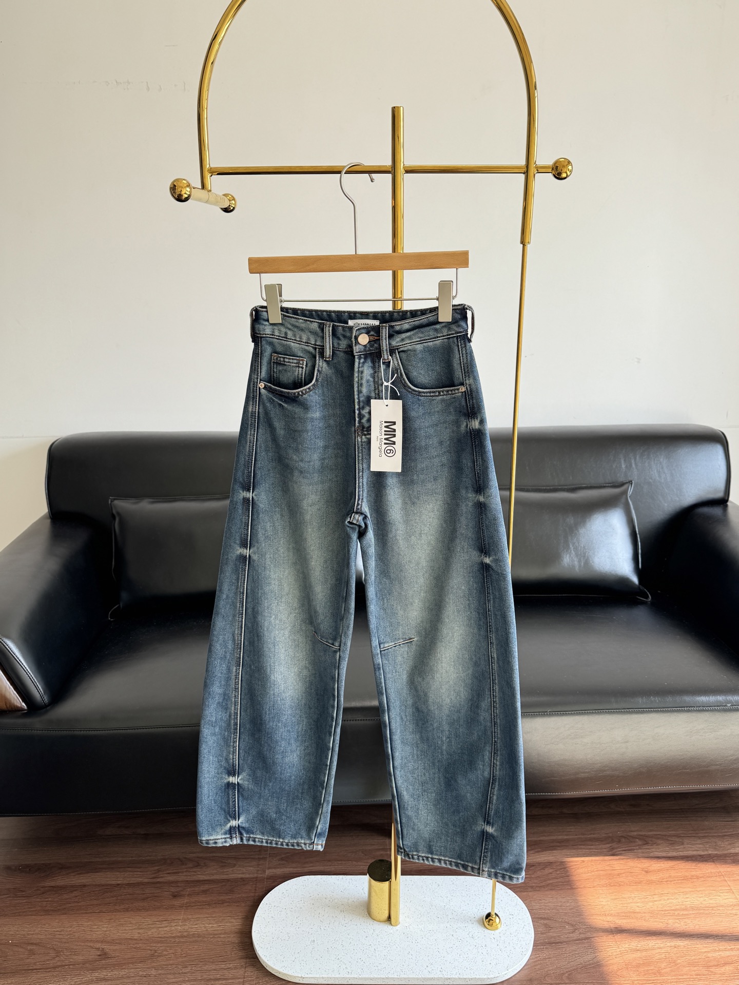 NO:563701,——Maison Margielamm6 scimitar plus velvet (thick velvet) jeans, washed and distressed, with a retro feel! The pants are loose and wide-legged, and the curved scimitar cut modifies the leg shape, making it slimmer and elongated. Made of Turkish non-stretch denim fabric, heavy-duty nostalgic blue and black washed denim, with two three-dimensional whiskers on the corners of the pockets. The vertical strips on the front of the thigh are folded inward to make the pants more three-dimensional, yellowish and distressed, with advanced wash tonality, code size s-2xl,,masion margiela,alexander wang19860909——MaisonMargielamm6 弯刀加绒(厚绒)牛仔褲 水洗做旧 复古感满满!裤型宽松阔腿,弧形弯刀剪裁修饰腿型,显瘦又拉长比例.採用土耳其無彈牛仔面料,重工懷舊藍黑調水洗牛仔,搭配口袋角邊兩處立體貓須工藝.大腿前側內彎竪條折疊讓褲型更立體,偏黃做舊洗水調性高級, 码数s-2xl,,masion margiela,alexander wang,Women's clothing