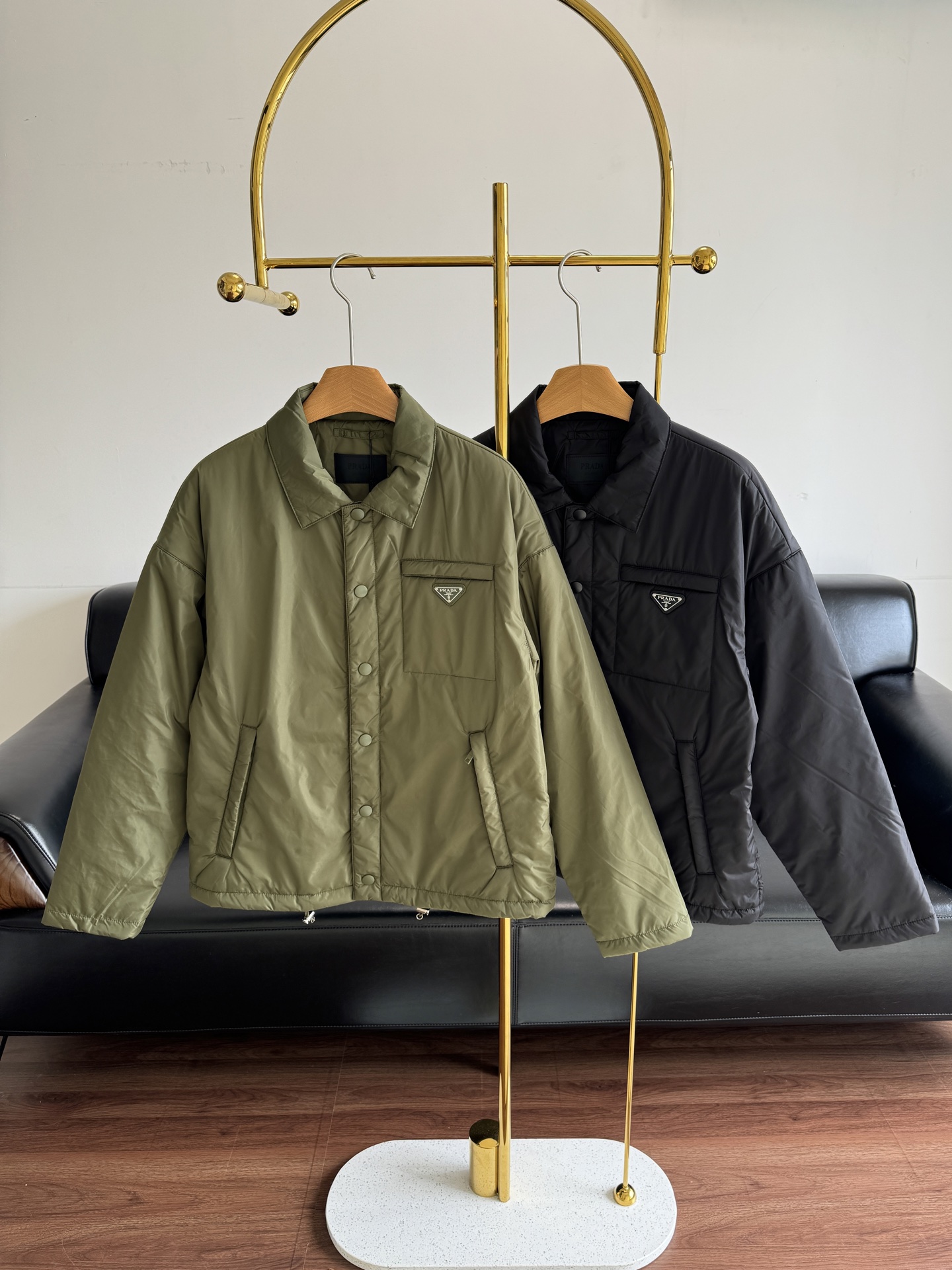 NO:563685,——Prada nylon jacket is made of regenerated nylon fabric, lightweight and durable, with quilted design inside, super warm for autumn and winter! Classic shirt-style tailoring + metal buttons, perfect details. The triangle logo on the chest is very recognizable, low-key and fashionable. The military green color is versatile, can be worn for commuting and casual, young or mature style is OK! Size 48 50 52 54,, prada, jackets & coats, shirts, alexander wang19860909——Prada 尼龙夹克棉服 采用再生尼龙面料,轻便又耐用,内里夹棉设计,秋冬穿超保暖!经典衬衫式剪裁+金属纽扣,细节满分.胸前三角徽标超有辨识度,低调又时髦.军绿色调百搭,通勤休闲都能穿,年轻or成熟风格都OK! 码数48 50 52 54,,prada,jackets & coats,shirts,alexander wang,Women's clothing