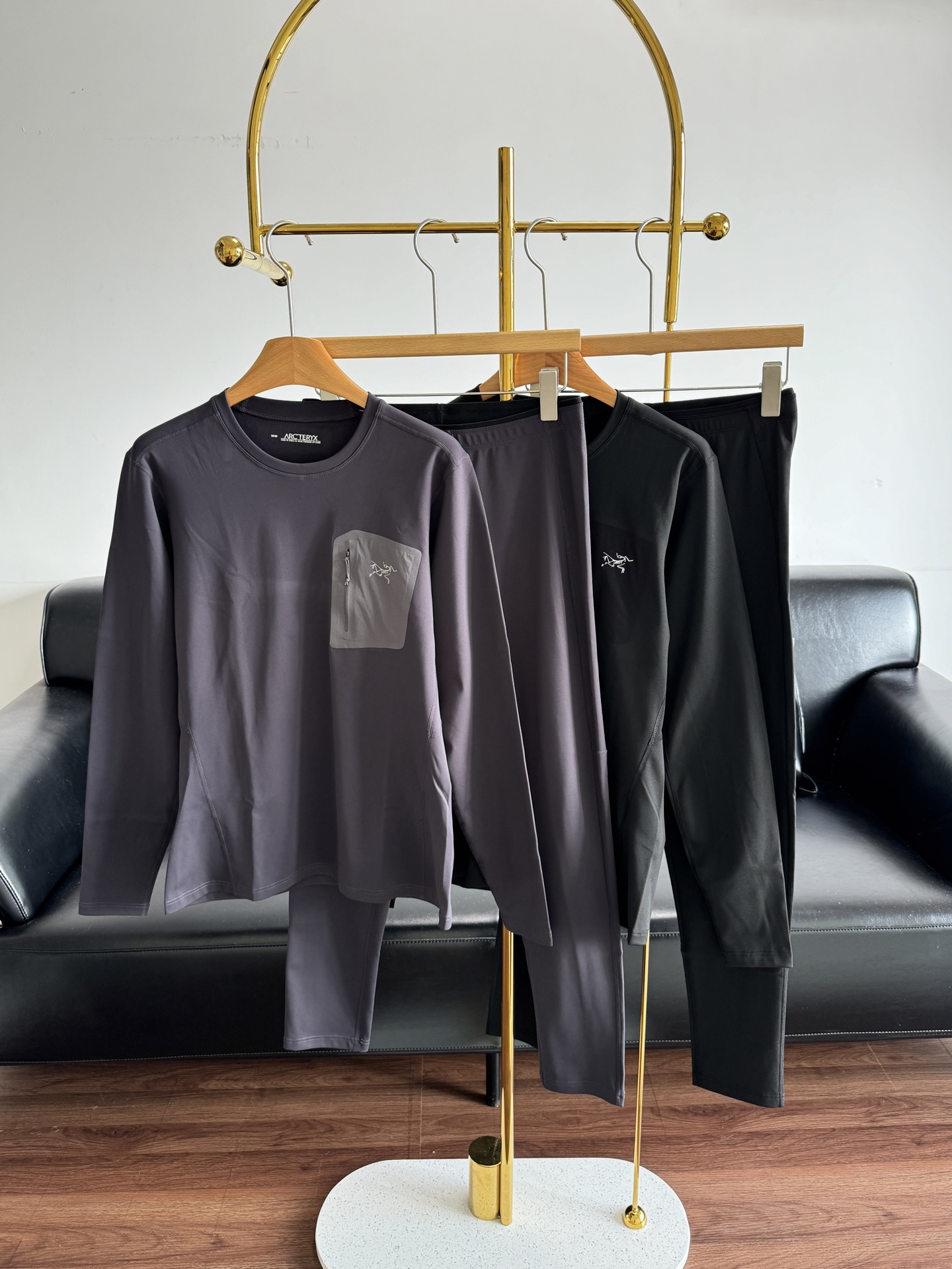 NO:563698,——ARCTERYX Men’s Velvet Thermal Underwear Set There’s really no need to go into details about Bird’s stuff. The thin velvet fabric inside is really good and the fit is invincible!  Simple and elegant solid color design, a must-have for high-end people. It is recommended to buy a few sets of thermal clothing. Such a thermal suit will be more respectable whether you keep it for yourself or give it as a gift! Close-fitting clothing, giving you the best wearing experience!  It's beyond imagination and has enough resilience. It's so comfortable on the upper body and doesn't feel restrictive!  Code number m-2xl,,jil sanderarc'teryx,alexander wang19860909——ARCTERYX始祖鸟 男士加绒保暖内衣套装 鸟家的东西真不需要多啰嗦了 内里薄绒面料真的好 版型也无敌！简洁大方的纯色设计,高端人士必入的气质保暖衣建议入手几套,这样一套保暖套装无论你是自留穿还是送礼都是倍儿有面子! 贴身衣物,给你们最棒的穿着体验！ 超乎想象而且回弹力足 上身贼啦舒适无束缚感！ 码数m-2xl,,jil sanderarc'teryx,alexander wang,Women's clothing