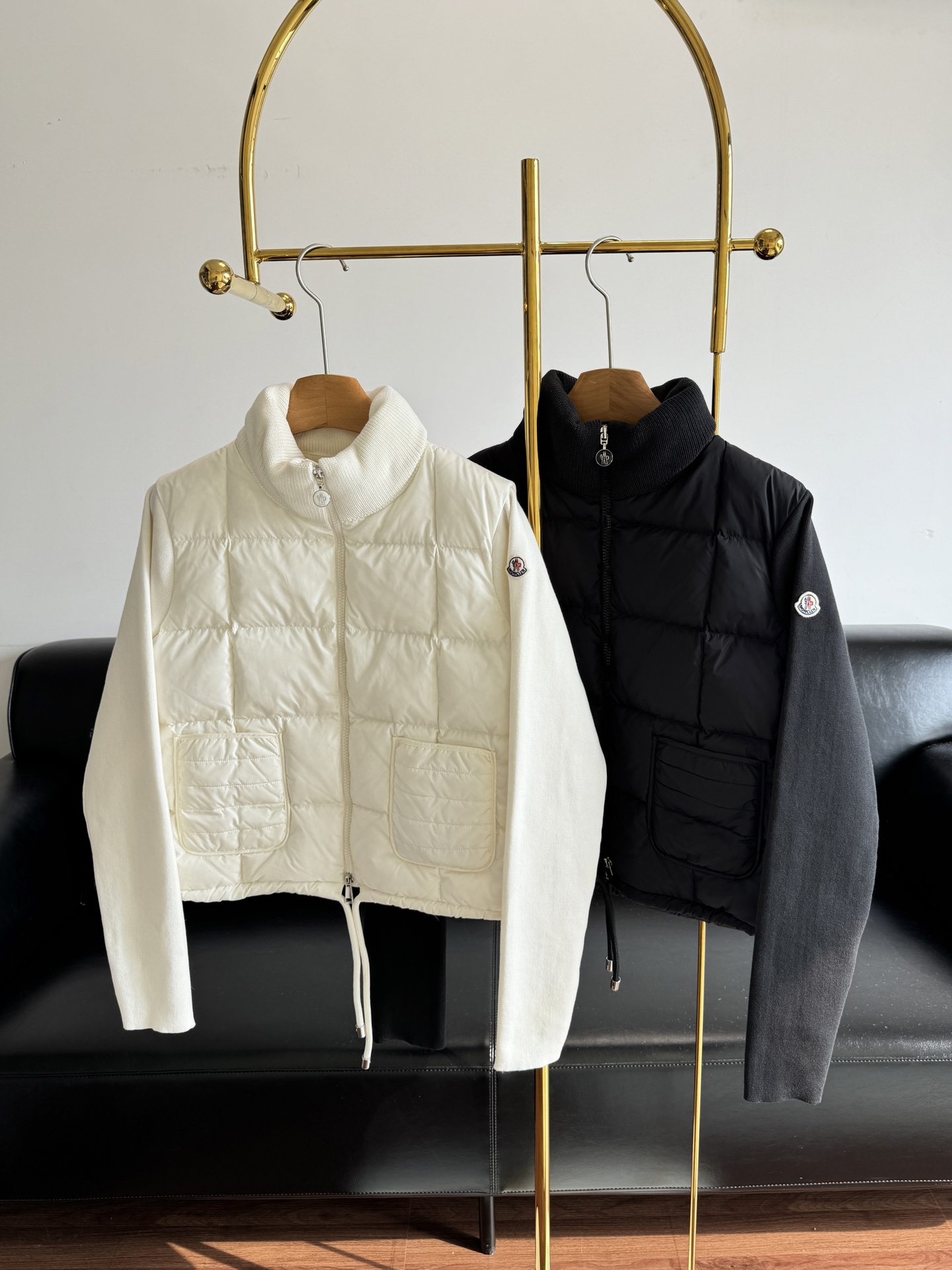 NO:565003,Equipped with a dust bag - Moncler Mouth Covered Autumn and Winter Women's Cardigan Stand Collar Spliced ​​Knitted Down, wide plaid bread jacket with loose volume, warm and wrapped, looks slim but not unattractive!  The version is square in shape, with plenty of looseness, and a straight upright feeling that is not unsightly. It does not make you look fat at all. It can be boldly worn with various thin interiors and double zipper closures to cool down in autumn and winter. It is great when opened or closed!  !  Simple and practical wide-lattice design, 90% white goose down filling inside. Size s-xl, Moncler, down jacket, alexander wang19860909配防尘袋——Moncler 蒙口秋冬女士Cardigan立领拼接针织羽绒 有松量的宽格面包服温暖包裹显瘦不挑人！版型偏正方形,有松量,不挑人哈直直的立挺感,一点也不会显胖秋冬降温可以大胆的套各种薄内搭双拉链开合,拉开合上都巨好！！简约实穿的宽格设计,内里90白鹅绒填充. 码数s-xl,,Moncler,down jacket,alexander wang,Women's clothing