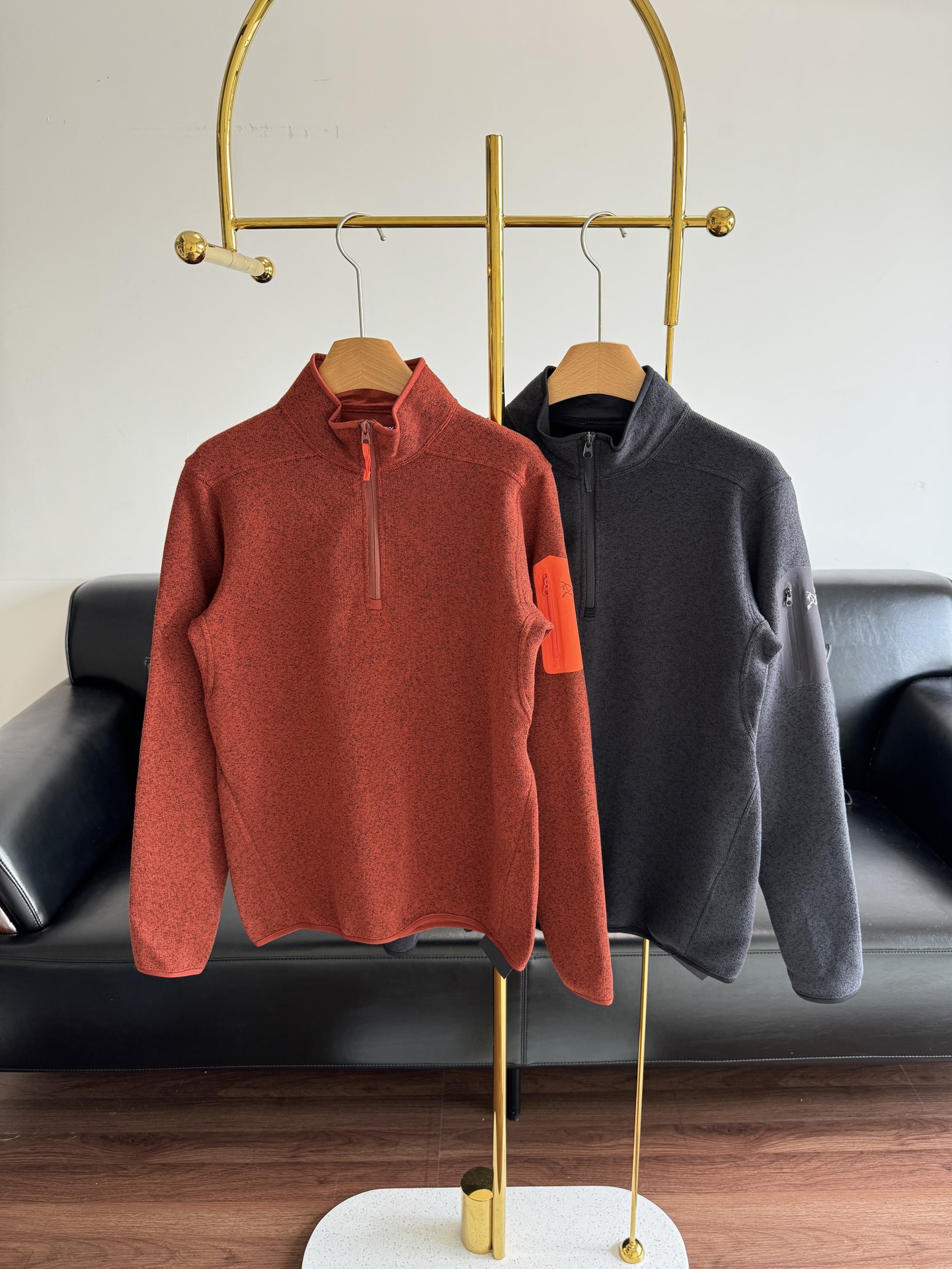 NO:564984,——Arcteryx Autumn and Winter half-zip high-neck warm fleece fleece sweater is also very suitable whether worn alone or layered with a coat in autumn and winter!  Speaking of the style alone, this piece is so wearable!  It is very tolerant to the body shape, but it is not too bulky, and the upper body has a sense of advanced laziness!  A must-have in autumn and winter. Can be worn as a mid-layer or alone. It's both warm and lightweight. It's super versatile. Whether you're climbing and skiing, hiking in cold weather, or just waking up to keep out the cold, this Covert is your must-have fleece!  Lock in temperature and keep you warm while ensuring freedom of movement!  Size s-xl,arc'teryx,jackets & coats,alexander wang19860909——Arcteryx 始祖鸟秋冬半拉链高领保暖加绒抓绒衫 无论单穿还是作秋冬内搭再叠穿外套也是很合适的！ 单独说版型这件就已经好穿到爆了！对身材的包容度很高 但是也不会过度肥大 上身自带高级慵懒感！ 秋冬刚需 可作为中间层或单独穿着 既保暖又轻盈 具有超多功能 无论是攀登滑雪 或者是在寒冷天气中徒步 还是在起床时御寒 这款Covert都是你的必备抓绒衣！锁温保暖 同时还能确保活动自如！ 码数s-xl,arc'teryx,jackets & coats,alexander wang,Women's clothing