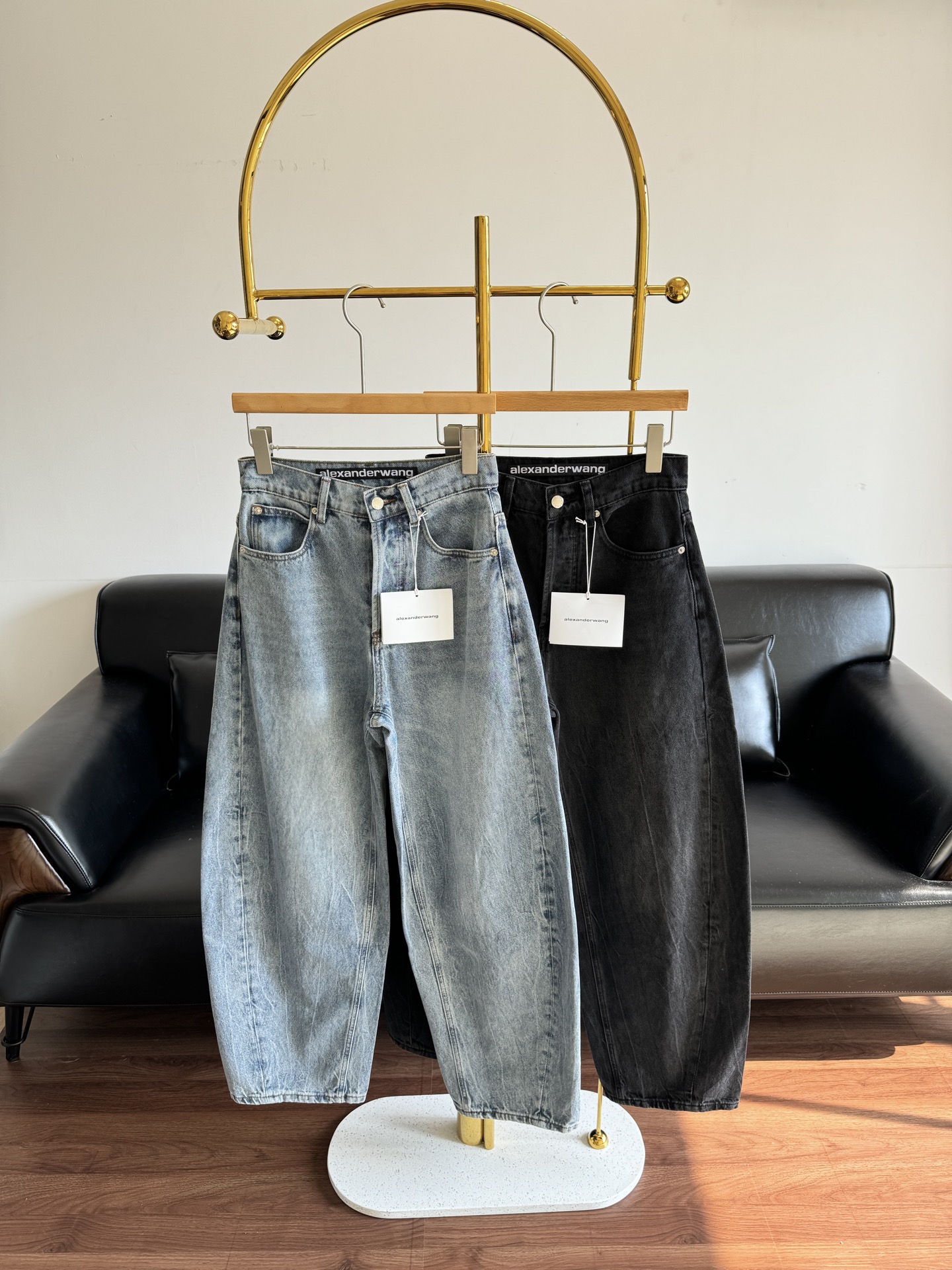 NO:564999,——AW back hot diamond letters wide-leg regular scimitar pants. Scimitar pants super cover the flesh!  Another pair of top-notch trousers. They are really easy to wear. The scimitar shape makes your waist look slimmer. The rhinestones on the back are also a must-have. The bulingbuling is super beautiful. The upper body looks so good, so go for this one!  !  It’s so heartbreaking!  Made of pure cotton, the denim upper body is soft and the fabric is very comfortable to wear. A variety of washing processes, the texture is old and clear, the code number is sml,, alexander wang19860909——AW后烫钻字母阔腿常规款弯刀裤 弯刀裤型 超级遮肉肉！ 又是一条爆品裤子 真的好好穿 弯刀版型 很显腰细 背后的烫钻也是一绝啊 bulingbuling超级美秒 上身真好看都去冲这条啊！！ 太戳心巴了！采用纯棉的面料,牛仔上身柔软,面料穿起来非常舒适.多种水洗工艺,纹理做旧清晰 码数sml,,alexander wang,Women's clothing