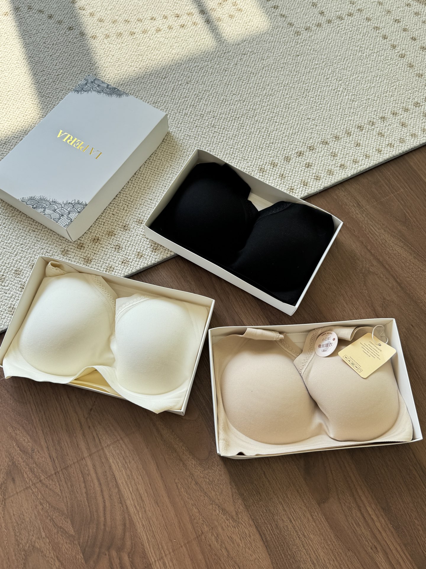 NO:565007,——The new autumn and winter B-line product LP Autumn and Winter Warm Skin Care Bra is made of thin nude fabrics, super elastic and close-fitting, like the second layer of skin on the human body. 3D three-dimensional cutout of 1cm water drop-shaped inner cup, with built-in three-dimensional anti-slip coaster, which can be wrapped and dragged steadily, and effectively prevents expansion. The one-piece heat-pressed fixed cup makes it more stable to wear, has no sense of sagging, and is comfortable and supportive. It can hold any breast shape without emptying the cup.  Invisible jelly strips + lifting straps on both sides, double gravity black technology, soft pull up and lift up. No steel ring restraint, zero pressure, easy to wear so you don't want to take it off. Roll it up as you like, machine washable without fear of deformation. The whole piece has seamless glue dispensing technology, no foreign body feeling when it is close to the body, and the high side ratio can clearly see the effect of shrinking the accessory breast fat.   One-piece seamless cut U-shaped beautiful back, even force is not tight, you can enjoy a whole day of freedom and zero-burden happiness, very comfortable to wear when sleeping~ Invisible naked feeling, light and warm, 3 colors black, skin color, milky white, one size fits 85 to 130 pounds, loro piana, alexander wang19860909——秋冬B备单品新品LP秋冬暖肌养肤文胸 轻薄裸感面料,超高弹力贴身,如人体第二层肌肤 3D立体裁剪1cm水滴型内杯,自带立体防滑条杯垫,包得住,拖得稳,有效预防外扩.一体式热压固定杯,穿戴更稳定,无感防下垂,舒适承托,兜得住任意胸型,不空杯. 隐形果冻条+两侧提托带,双重引力黑科技,软提拉向上托举.没有钢圈束缚,零压迫,好穿到不想脱下来.任性卷,机洗也不怕变形.整件无缝点胶工艺,贴身没有异物感,高侧比收拢副乳赘肉效果看得见. 一片式无痕裁剪U型美背,均匀受力不紧勒,享受一整天的无感自在,零负担的快乐,睡觉穿都很舒适~ 隐形裸感轻暖 3个颜色黑色,肤色,奶白 , 均码合适85到130斤,,loro piana,alexander wang,Women's clothing
