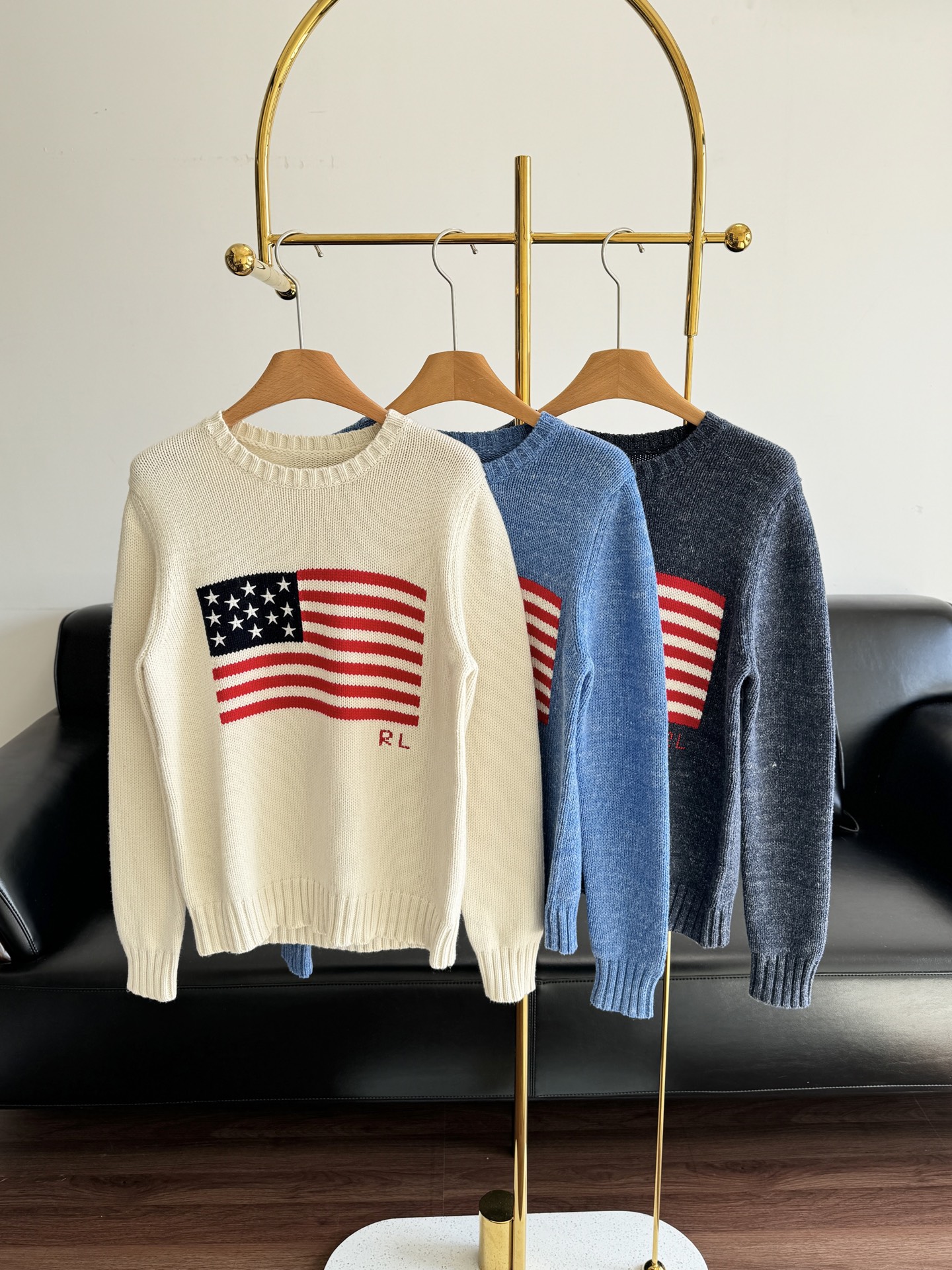 NO:565008,——Ralph Lauren star and flag sweater with national flag embroidery, full of American retro feel! The pure cotton material is soft and skin-friendly, super comfortable to wear, a must-have for autumn and winter. The loose version is easy to handle with a casual and lazy style~ The embroidery details are exquisite, and it looks great with jeans or casual pants for daily use. It can be used in both campus style and retro style~ Code number sml,,jeans,alexander wang19860909——拉夫劳伦 星星国旗针织衫 国旗刺绣,满满美式复古感!纯棉材质柔软亲肤,穿着超舒服,秋冬必备.宽松版型,随性慵懒风轻松拿捏~刺绣细节精致,日常搭配牛仔裤或休闲裤都很出片,校园风、复古风都能驾驭～ 码数sml,,jeans,alexander wang,Women's clothing