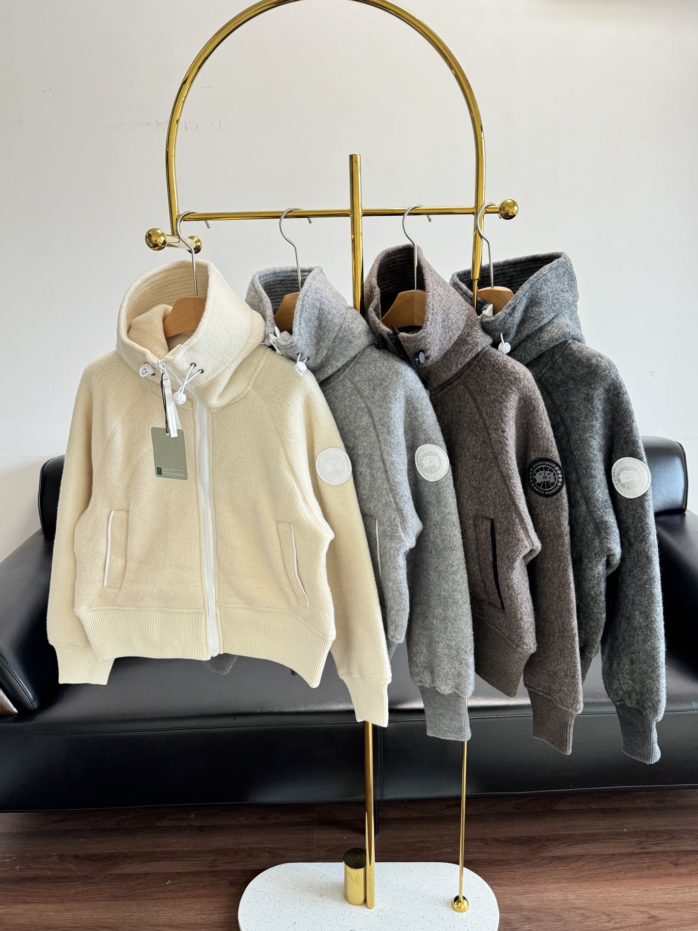 NO:566799,——Big Goose Lambswool double-sided fleece hooded jacket. Classic and practical loose hooded design. Casual and comfortable. Fashionable and good-looking no matter how you wear it. Simple and loose version, focusing on a comfortable, casual and practical wear. Very special drawstring hood design. The brim is widened and spliced. It looks good whether it is put down or standing up. The shape of the hat is not soft. A wool fleece jacket that can be worn for N years. Canada Goose’s new hot style  The classic and practical wool fleece bomber jacket is outstanding in terms of appearance, quality and practicality. Both sides are made of wool fleece, including the hooded part, which has a rich velvety feel. It doesn’t look too thick on the upper body but it is quite warm!  Code number sml,,jackets & coats,jackets & coats,hats,alexander wang19860909——大鹅 羊羔毛双面抓绒连帽夹克外套 经典实穿的宽松连帽设计 休闲舒适 怎么穿都时髦好看 简约宽松版,主打一个舒适休闲实穿 很特别的抽绳连帽设计,帽檐做了加宽拼接不论是放下来还是立起来都敲好看,帽型不软塌 一件可穿N年的羊毛抓绒夹克 加拿大鹅新出大暴款 经典实穿的羊毛抓绒飞行员夹克颜值、品质、实用性都狠在线~双面都是羊毛抓绒,包括连帽部分绒感炒鸡丰富,看着不是忒别厚上身还蛮保暖滴！ 码数sml,,jackets & coats,jackets & coats,hats,alexander wang,Women's clothing