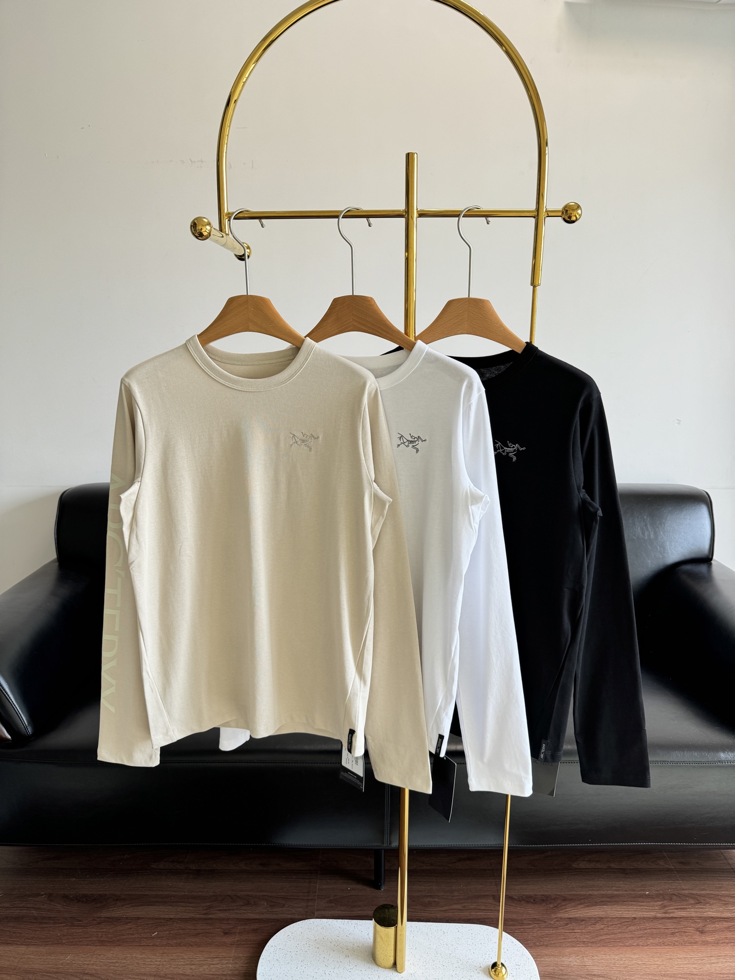 NO:566816,——Archa’teryx captive long-sleeved T-shirt is a must-have item all year round!  It has a basic and unattractive round neck shape, the pure cotton fabric is loose and not bulky, and with the iconic Niaojia logo, it’s hard to look bad when you wear it!  Plant grass!  !  You must plant grass first!  !  There is really no need to be slow!  !  !  !  This style doesn’t need to be said much!  Grab it directly!  You really have to work hard on your hand speed!  Size s-2xl,,jil sanderarc'teryx,tees,t-shirt,alexander wang19860909——始祖鸟captive长袖t恤 一年四季都很刚需的单品！ 基础不挑人的圆领版型,纯棉面料衣身宽松不臃肿,再加上标志性的鸟家logo,穿起来像不好看都难！ 种草啊！！必须要先种草！！ 手慢真的无！！！！ 这种款不需要讲太多！ 直接抢！真的真的要拼手速！ 码数s-2xl,,jil sanderarc'teryx,tees，t-shirt,alexander wang,Women's clothing