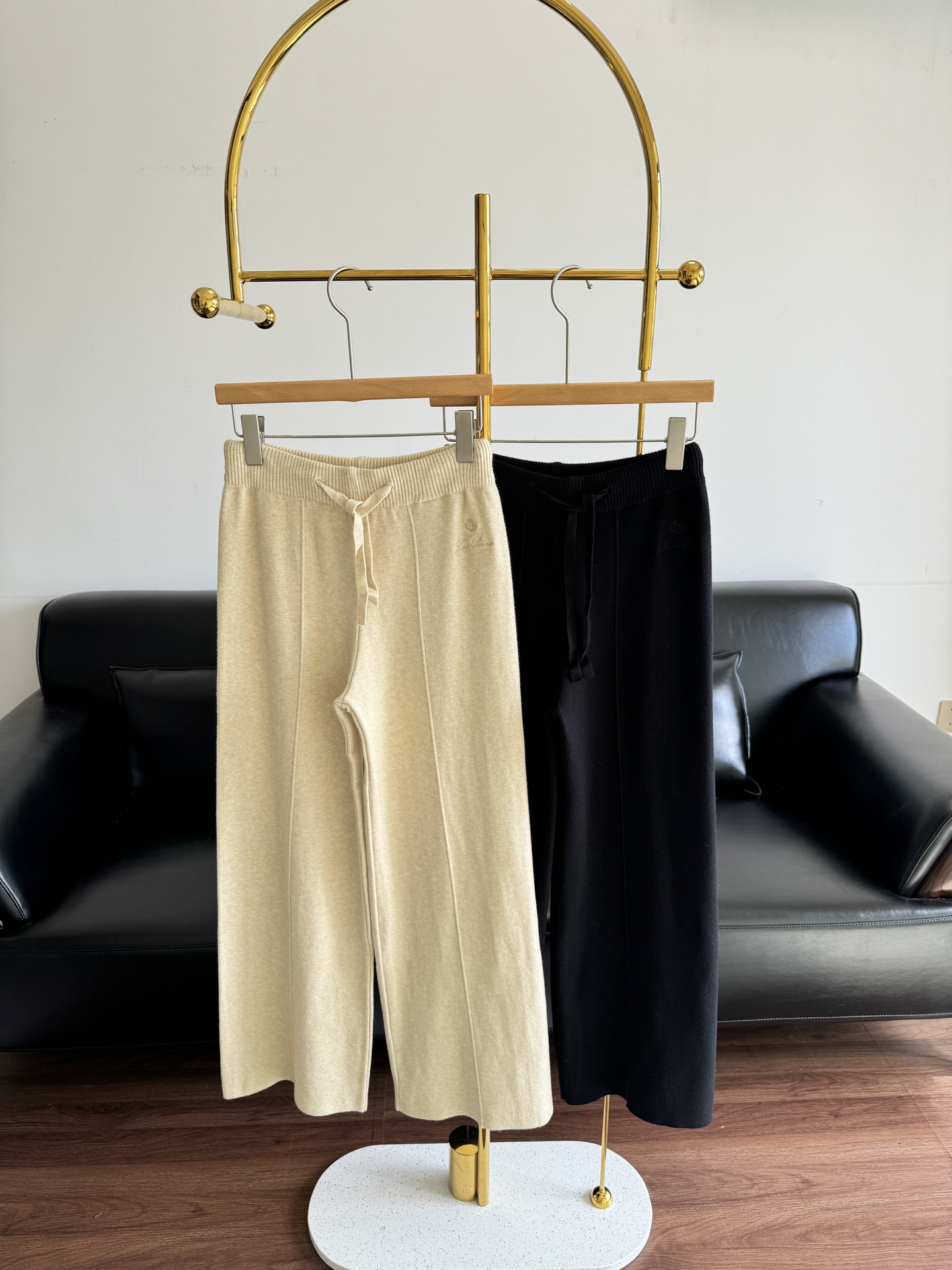 NO:566804,——Loro piana two-color embroidered logo wide-leg pants, cashmere fabric, thick pants, embroidered logo design, wide-leg pants style!  The fit is great, wide-leg pants with a high waist. The waist height perfectly wraps the belly and covers the navel. The height is stuck at the thinnest part of the waist. It does not show the belly or the crotch. The upper body only shows the thin waist, straight legs and long legs. The upper body is full of old money style. The size is s-3xl, loro piana, alexander wang19860909——Loro piana两色刺绣logo阔腿裤 羊绒面料,裤子有厚度 刺绣logo设计,阔腿裤版型！版型巨好,加高腰的阔腿裤,腰头高度完美包裹小肚子盖住肚脐,高度卡在腰围最细的地方,不显肚子不显胯,上身只显腰细、腿直、腿长 上身老钱风十足 码数s-3xl,,loro piana,alexander wang,Women's clothing