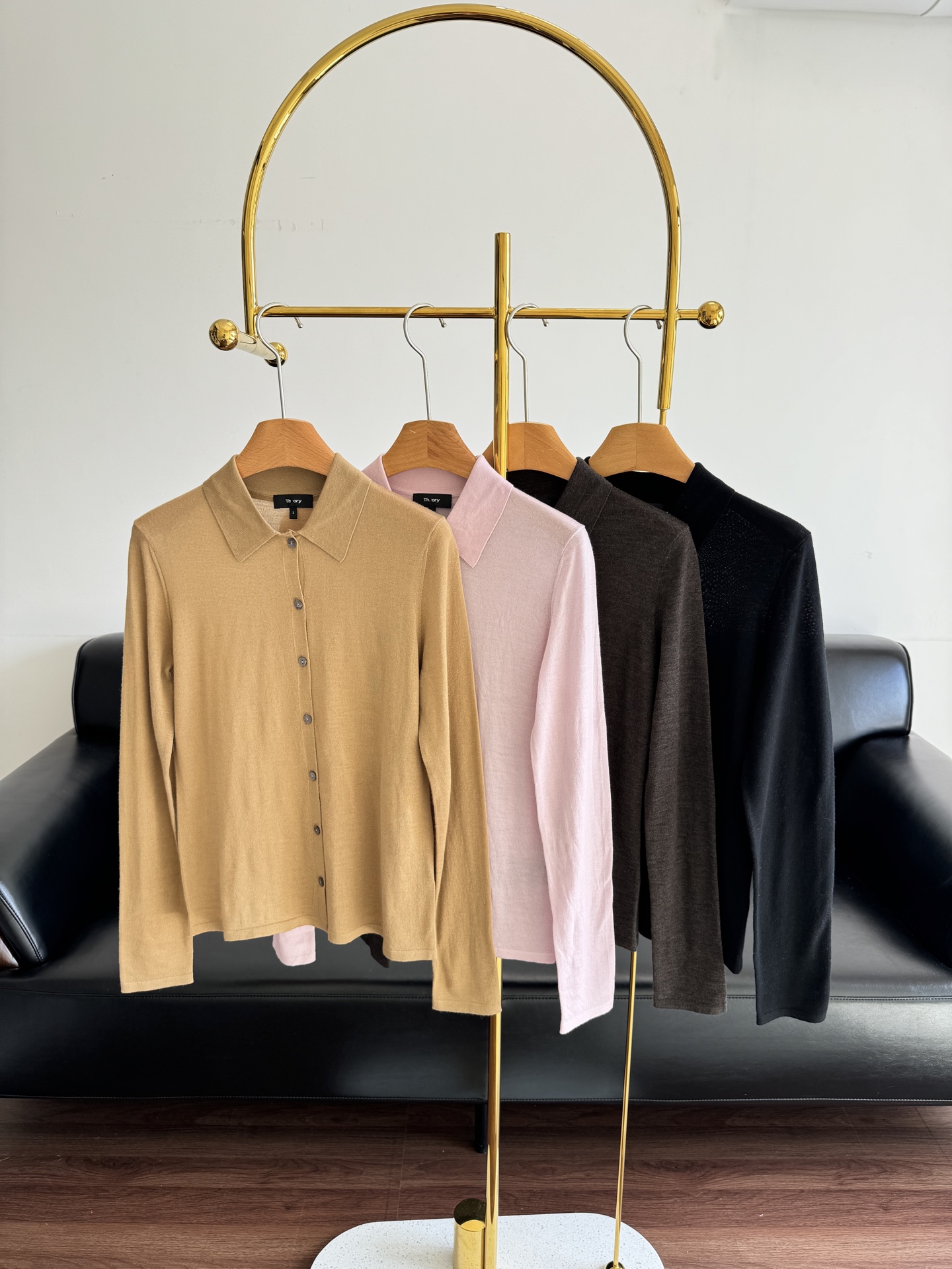 NO:566810,——Theory 2025 autumn and winter new women's clothing Wool Polo collar knitted cardigan. Imported merino wool is used as raw material. This long-sleeved cardigan is simply a fashionable and urban high-class literary and elegant style. The version is simple, elegant and drapey. It is very suitable for modern urban CHIC. It has a very independent temperament, not conservative and not overly flamboyant. It has the plasticity to switch between commuting and leisure, which enhances the comfortable feeling of easy and easy to wear. With a cool and handsome elite feel, but also a bit of intellectual gentleness and elegant and capable temperament, the small lapel commuting is intellectual and elegant. Code number sml,,alexander wang19860909——Theory 2025秋冬新品女装 羊毛Polo领针织开衫 进口美丽诺羊毛为原料 这款长袖开衫简直就是时髦都市的高笈文艺飒美风姿版型简约大气垂坠有型 菲常适合现代都市摩登CHIC 很獨立的气质,不保守也不过分张扬通勤和休闲随性切换可塑性敲强 轻松好穿的惬意感 有着潇洒的帅气精英感,也有点知性温柔的优雅干练气质的小翻领通勤知性优雅. 码数sml,,alexander wang,Women's clothing