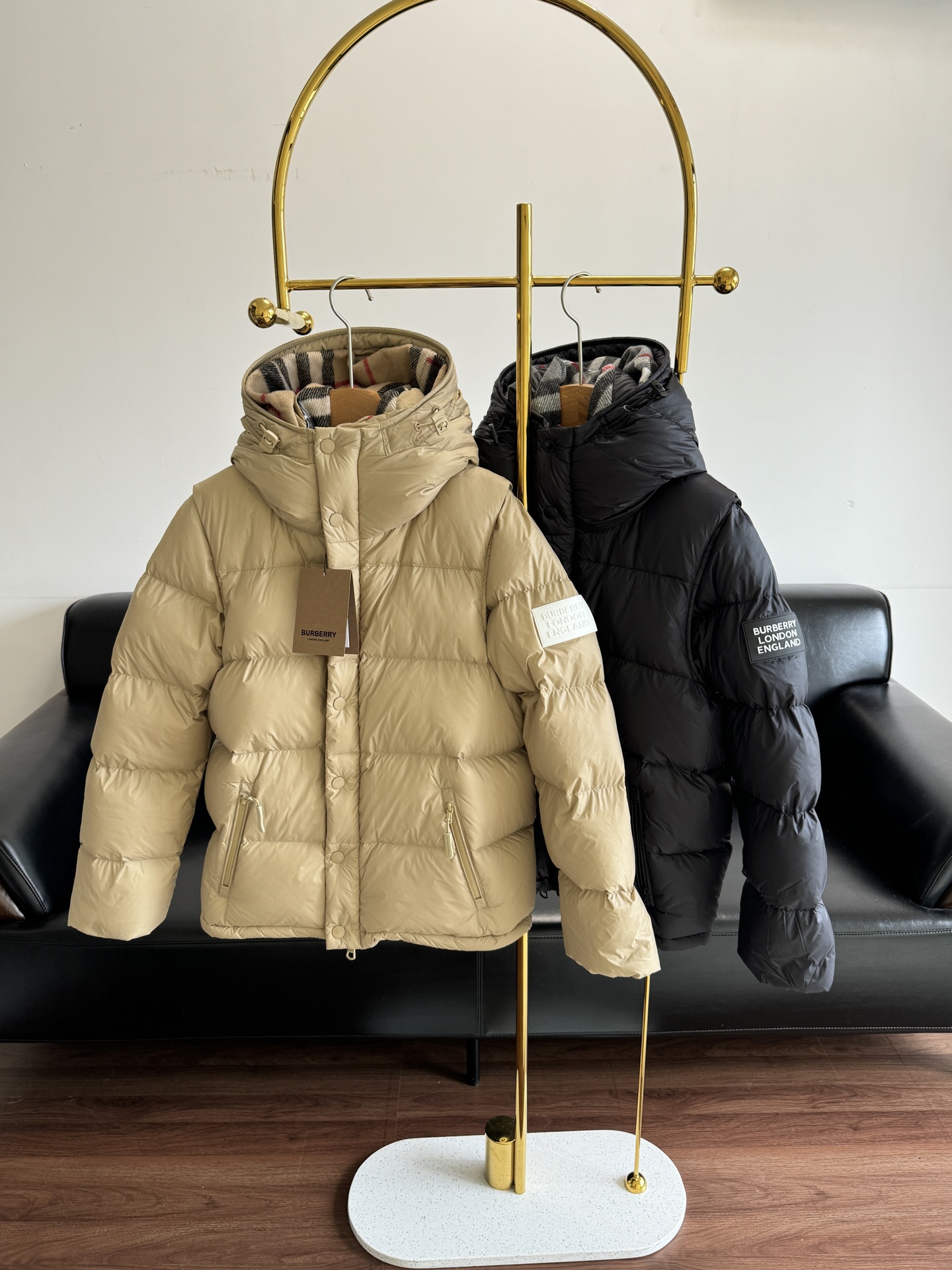 NO:566794,Comes with dust bag - Burberry Detachable Sleeve Bread Down Jacket Detachable Two-piece Waistcoat Two-Wear Down Jacket I fell in love with it at first sight!  I am deeply attracted by both the version and the style!  It’s a reversible design. Buying one is equivalent to owning two, which is awesome!  Made of 90% goose down, plush fried chicken fineness, plus the protection of high-density gallbladder, it will not get caught or run away!  ♂ The down jacket is very thick and bulging like a piece of bread!  Size s-2xl,,burberry,down jacket,alexander wang19860909配防尘袋——Burberry 可拆袖面包羽绒服 可拆卸两件式坎肩两穿羽绒服 第一眼就喜欢上的款！ 不管是从版型还是款式都深深被吸引！ 两穿的设计买一件等于拥有两件简直不要太赞！ 采用90鹅绒 毛绒炒鸡细 再加上高密胆布的防护 不会钻绒不跑绒！♂ 充绒量很足 羽绒服特别厚 鼓鼓的像装进了一个个面包！ 码数s-2xl,,burberry,down jacket,alexander wang,Women's clothing