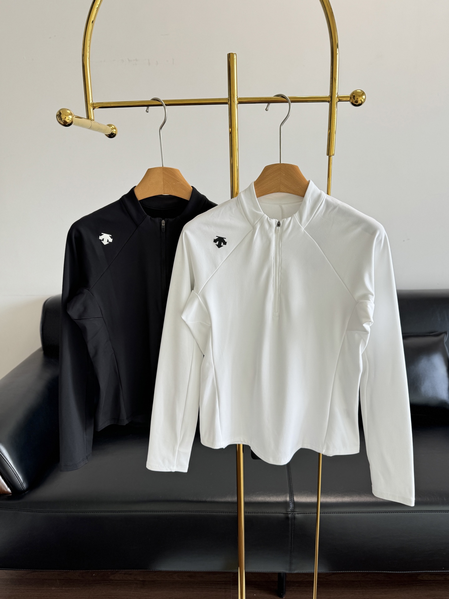 NO:567995,——Descente Half-zipper design, thin velvet long sleeves. The overall shape is casual and decent. Three-dimensional tailoring and half-zipper design. It fits comfortably without being restrictive. It has good mobility. It has a logo on the shoulder and is very recognizable!  All the details have been retained. This batch is in good condition. The classic two colors are easy to wear. High-elastic sports fabric. The interior is slightly brushed and has a soft, waxy and delicate texture, and is very comfortable!  Code number m-xl,,alexander wang19860909——迪桑特 半拉链设计薄绒长袖 整体版型休闲得体 立体剪裁半拉链设计 贴合舒适不束缚 活动性很好 肩部有logo 辨识度极好！所有细节都保留了这一批品相很好 经典两色不挑穿搭 高弹力运动面料 内里做了微微拉绒质感软糯细腻,舒适度很好！ 码数m-xl,,alexander wang,Women's clothing