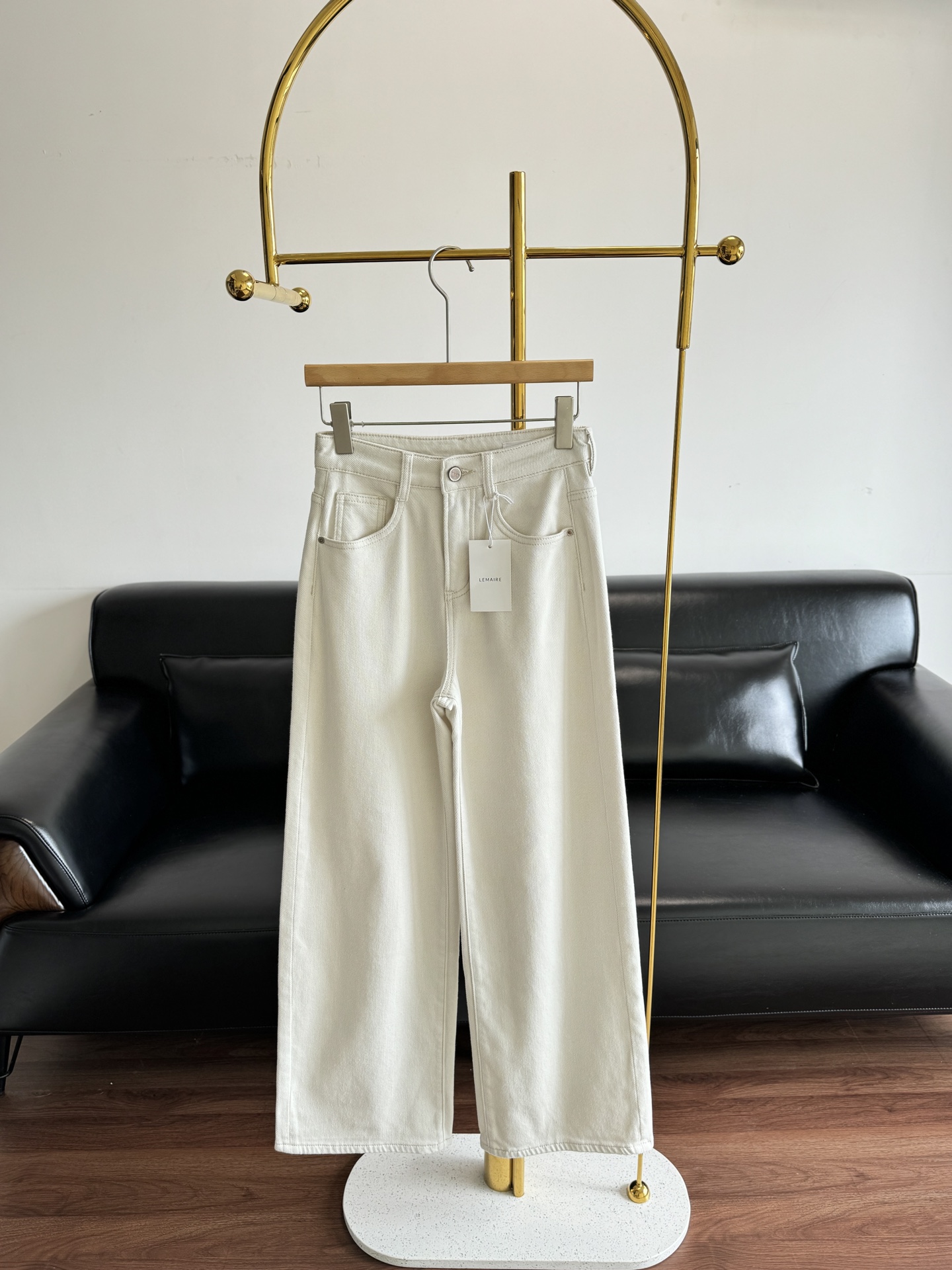 NO:567988,——Lemaire milky white winter velvet (moderate velvet) straight jeans, French high-end trousers!  Super high-quality pants that look good with anything!  There is a shield-shaped patch pocket on the rear spoke, metal studs + unique I-buckle 10 Japanese yKk zipper for easy putting on and taking off!  Lined with velvet!  The waistband of the pants goes past the belly button. It is washed with enzymes and has a textured texture. The large, loose straight pants are very tolerant!  Paired with Coats sewing thread, golden brown contrasting color, French lazy and high-end, it can also be worn with a shirt!  Size s-2xl,,jeans,shirts,alexander wang19860909——Lemaire 奶白色冬季加绒(适中绒)直筒牛仔裤 法式的高级裤装！超有质感的神裤,搭什么都好看！后辐有盾型贴袋,金属撞钉+别致工字扣十日本yKk拉链方便穿脱！内里加绒！裤腰过肚脐 酵素洗水,纹理有肌理感.大宽松直筒裤型包容性好！搭配高士缝纫线 金棕色撞色,法式慵懒高级,配衬衫也能很好驾驭喔！ 码数s-2xl,,jeans,shirts,alexander wang,Women's clothing